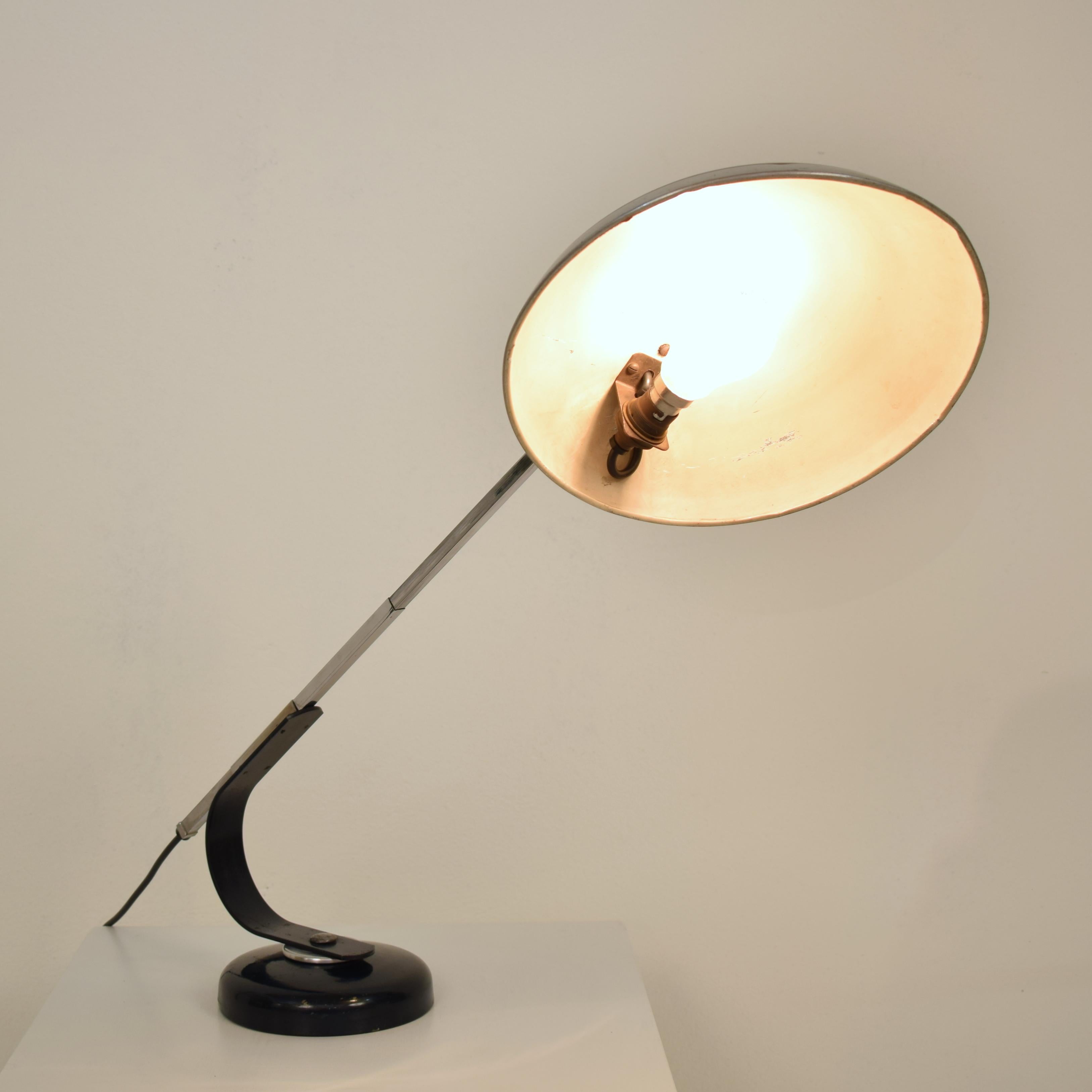 Dunkelgrüne französische Tischlampe aus der Mitte des Jahrhunderts mit Teleskopfunktion, um 1945 im Zustand „Gut“ im Angebot in Berlin, DE