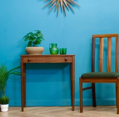 Mesa auxiliar de teca oscura de mediados de siglo de Younger, años 60