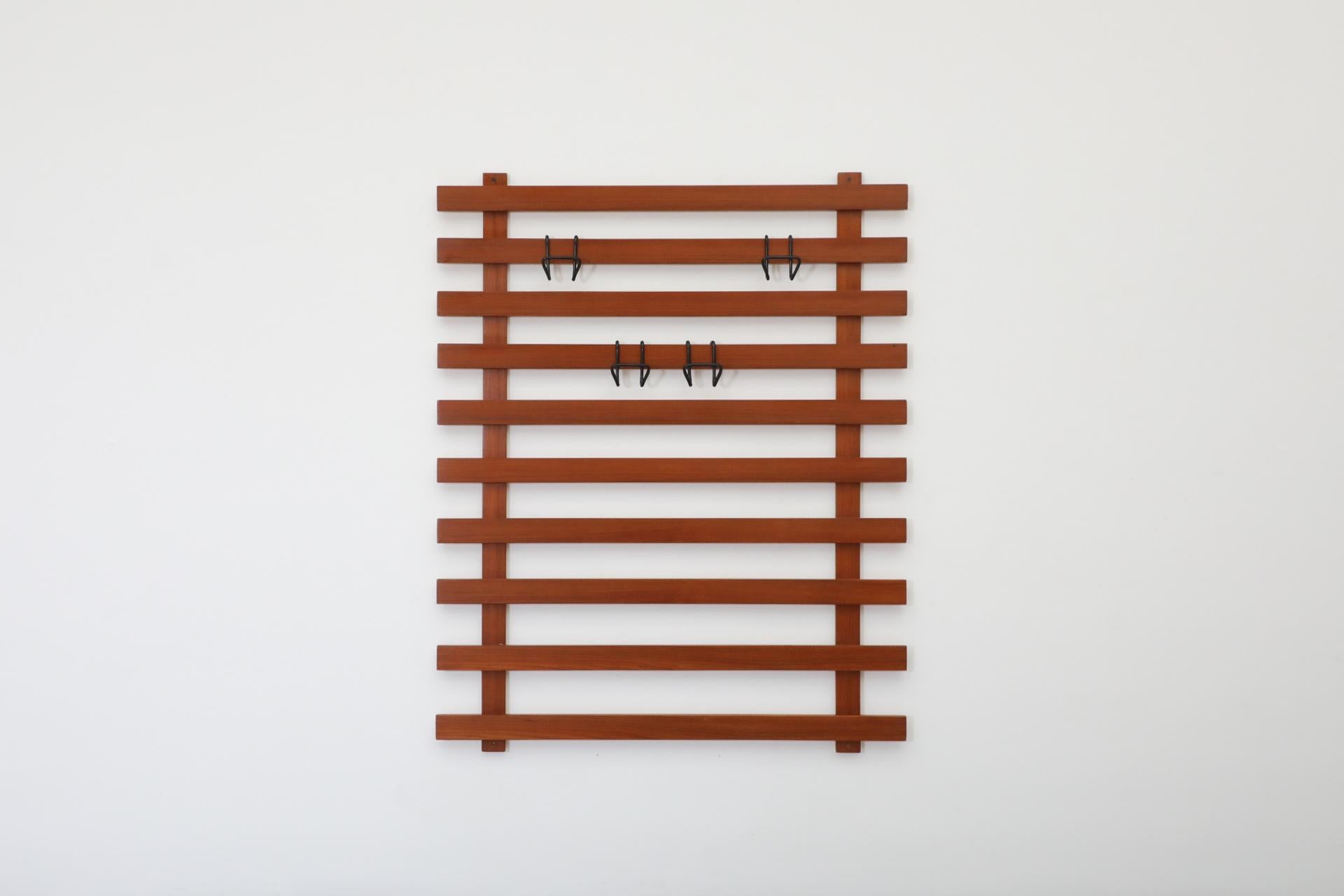 Mid-Century moderno Appendiabiti da parete a doghe in teak scuro del metà del secolo scorso con ganci in vendita