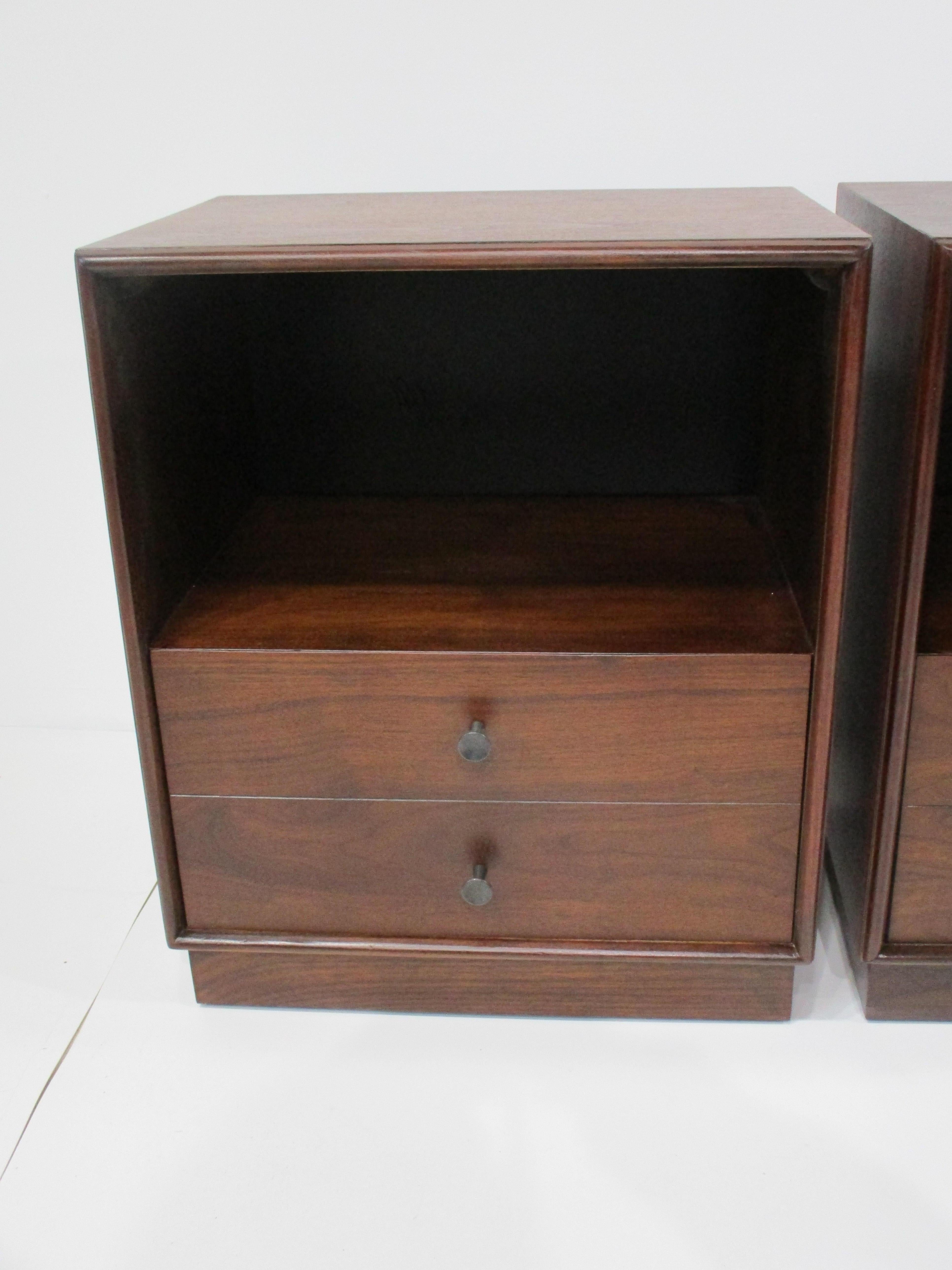 Mesillas de noche Mid Century Nogal Oscuro by Ramseur Furniture Moderno de mediados de siglo en venta