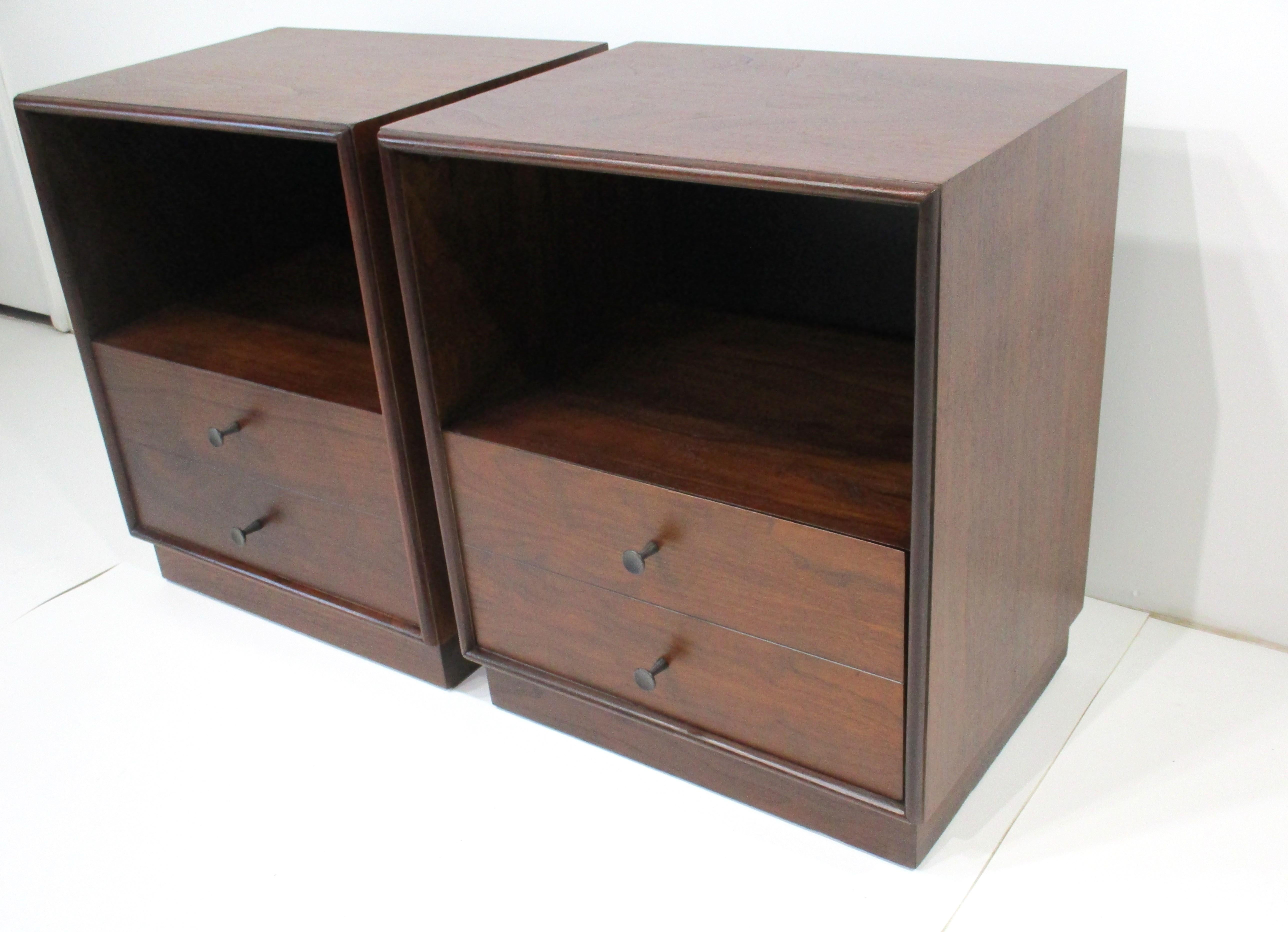 Mesillas de noche Mid Century Nogal Oscuro by Ramseur Furniture en Bueno estado para la venta en Cincinnati, OH
