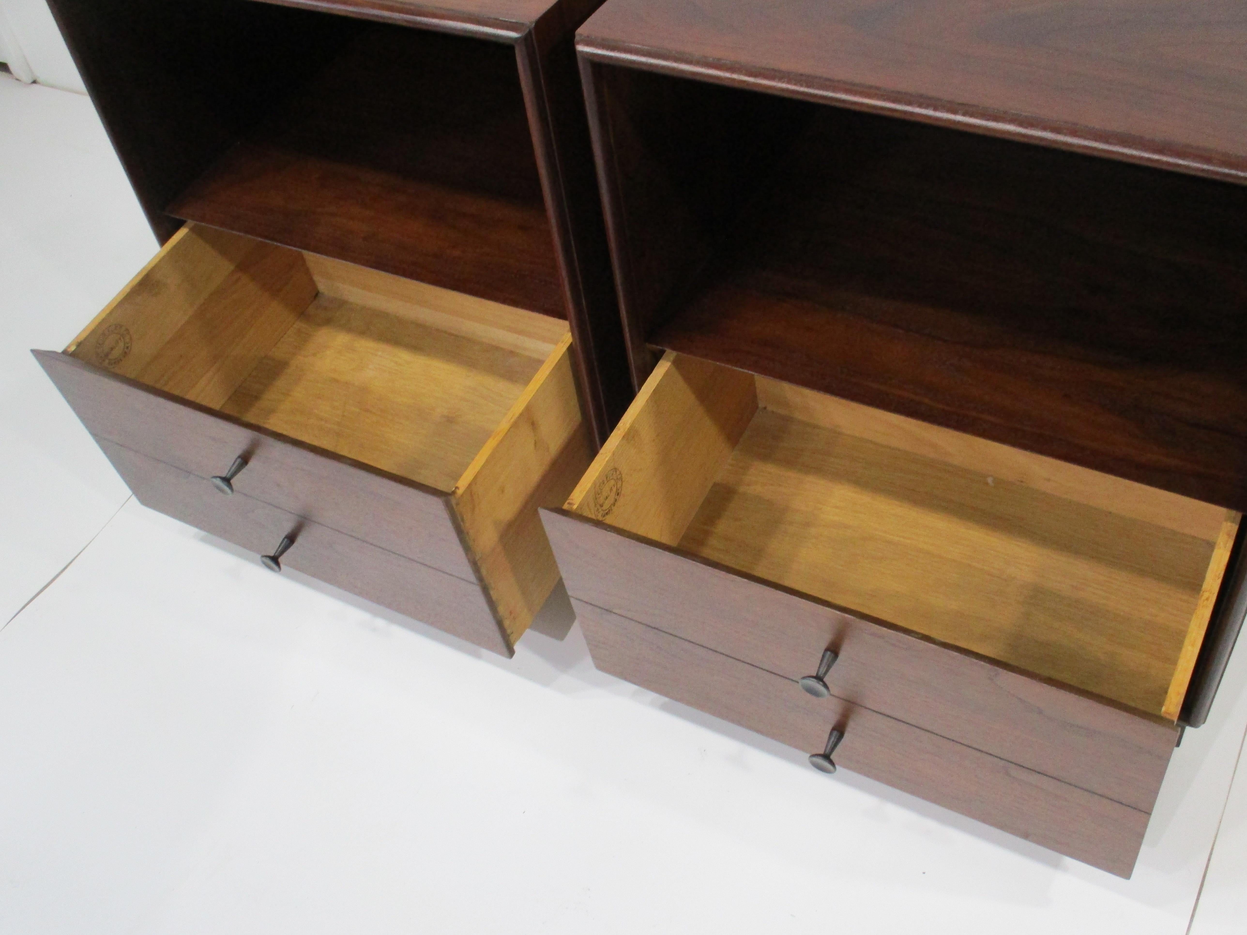 Mesillas de noche Mid Century Nogal Oscuro by Ramseur Furniture siglo XX en venta