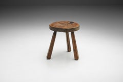 Tabouret tripode en bois foncé du milieu du siècle, Europe, vers les années 1950