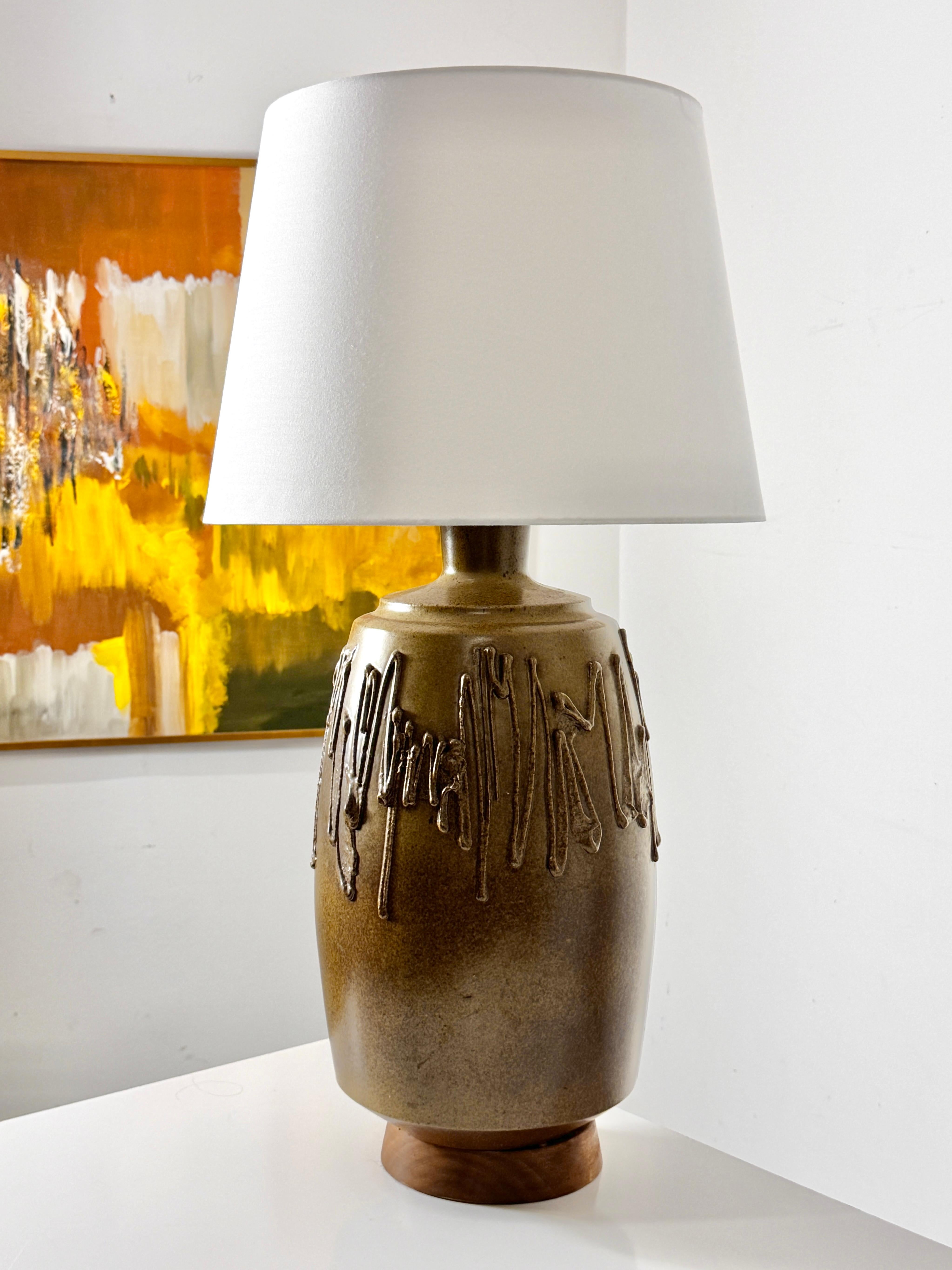 Mid-Century Modern Mid Century David Cressey Textured Glaze Ceramic Stoneware Pottery Table Lamp For Sale