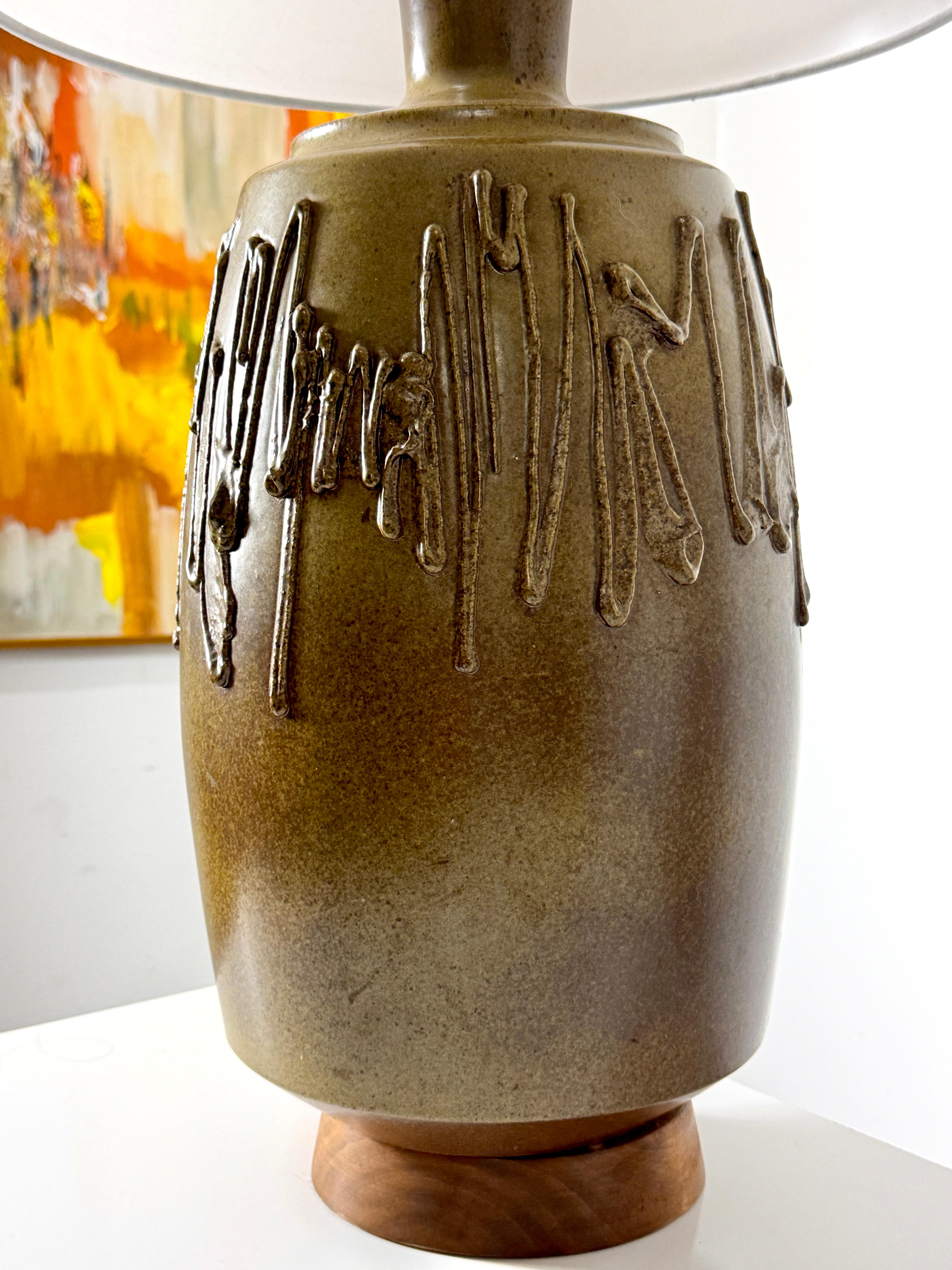 Mid Century David Cressey Textured Glaze Ceramic Stoneware Pottery Table Lamp In Good Condition For Sale In Troy, MI
