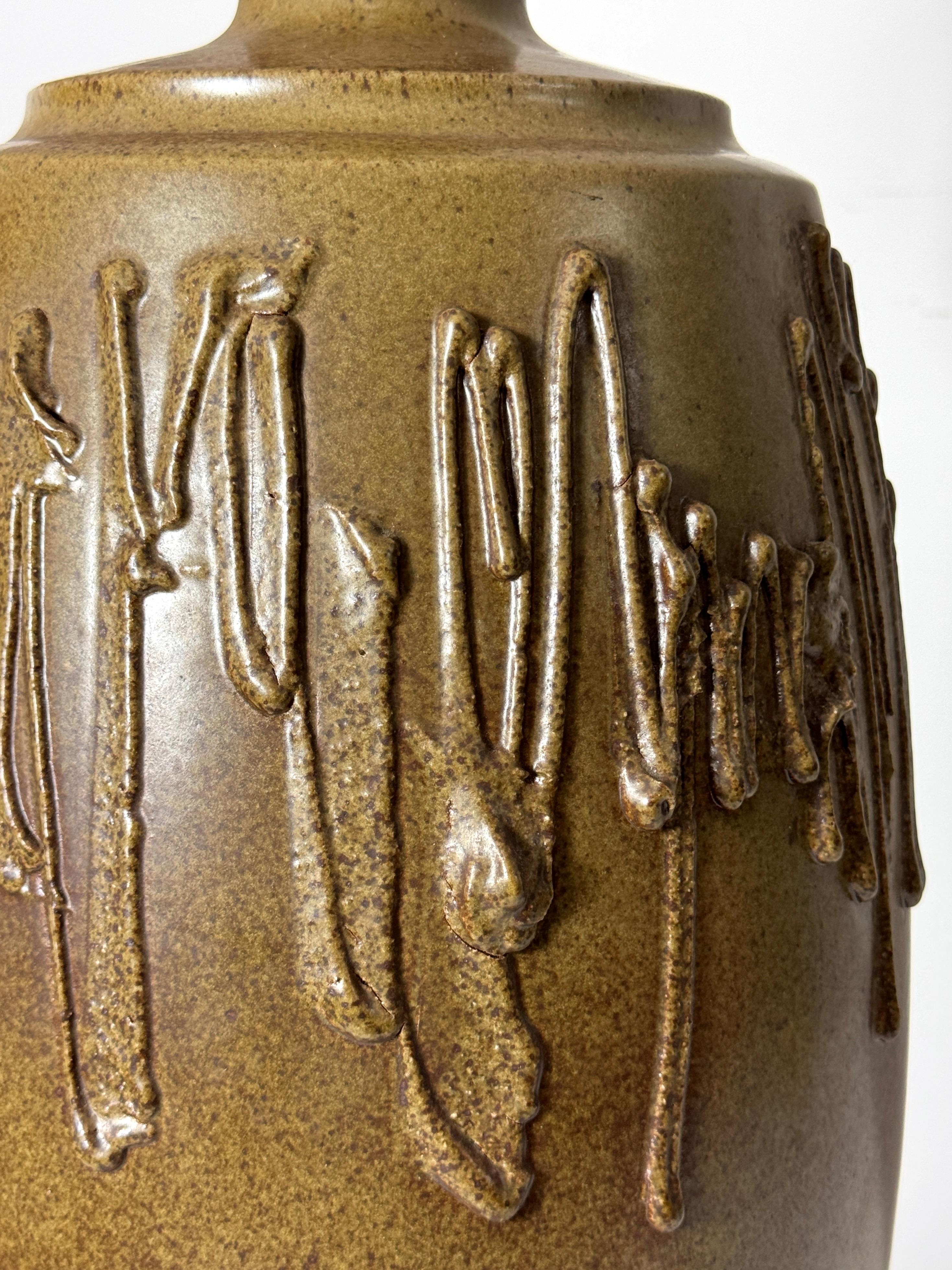 Mid Century David Cressey Textured Glaze Ceramic Stoneware Pottery Table Lamp For Sale 4