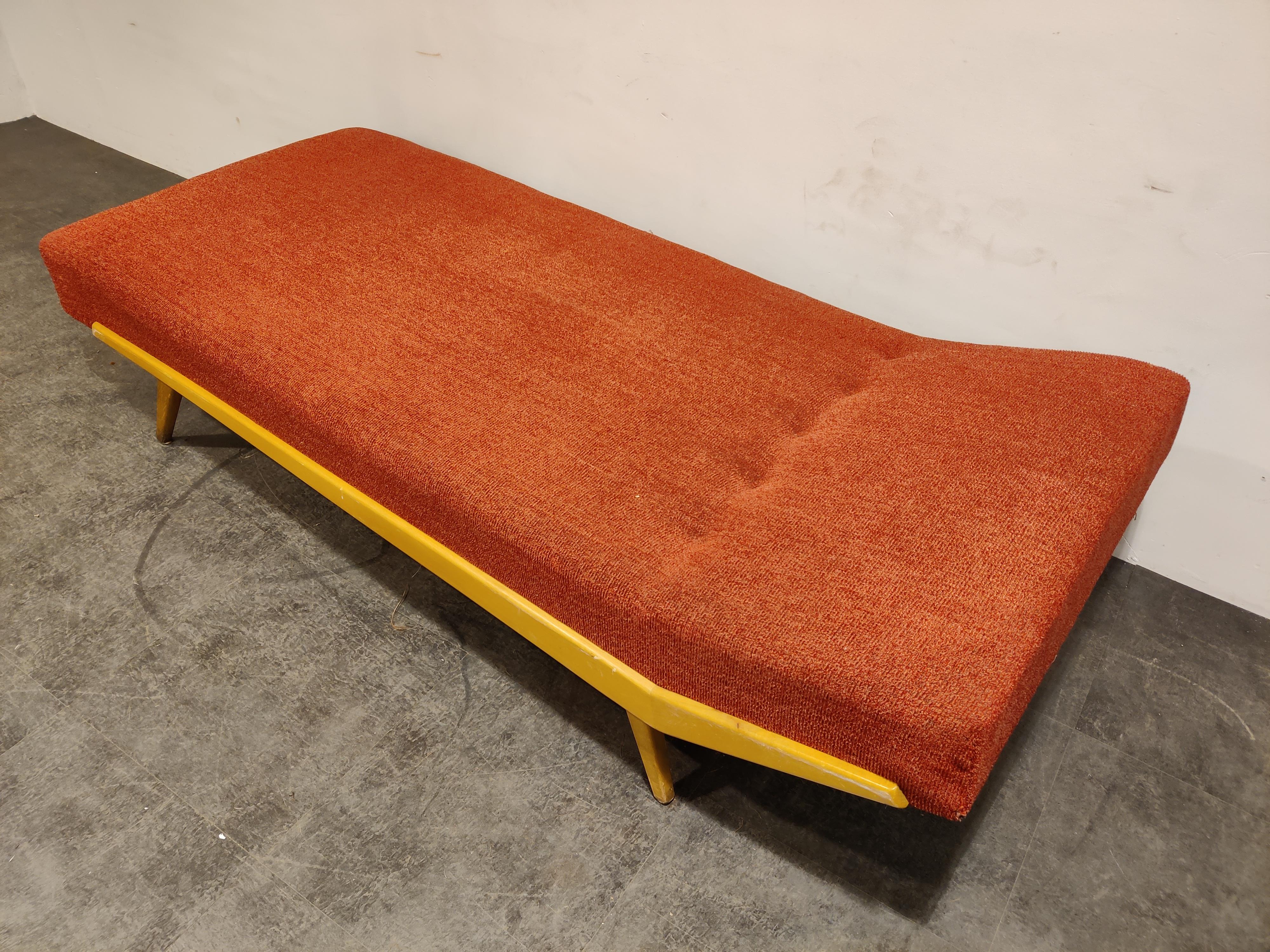 Mid century daybed with a beech wooden boomerang shaped frame and the original red fabric upholstery. 

Elegant mid century piece.

Good condition. 

1960s - Belgium

Good condition, some user traces on the frames.

Dimensions:
Height: