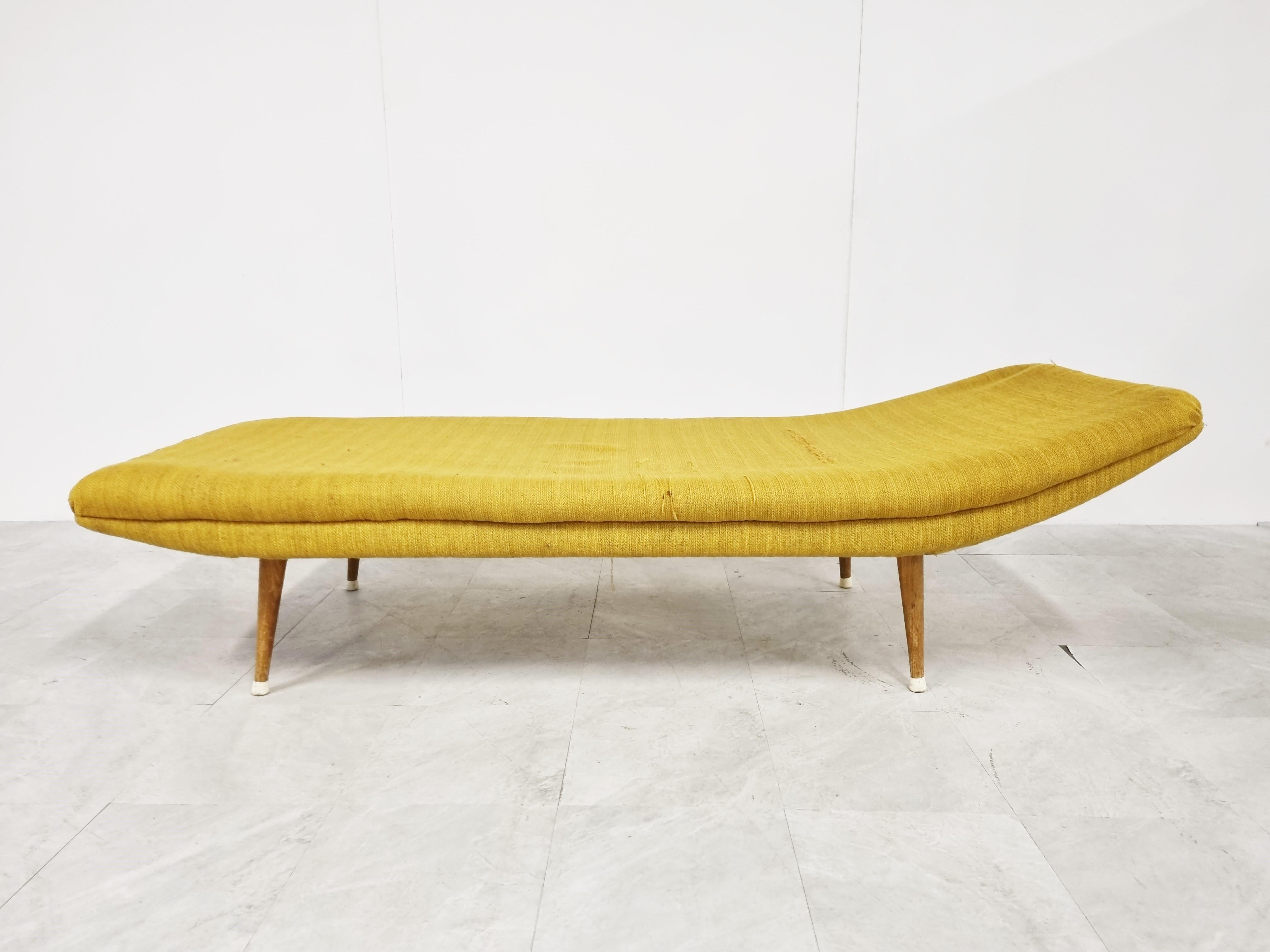 Lit de jour du milieu du siècle dans le style de Theo Ruth.

Belle sellerie jaune, toujours d'origine.

Elegante pièce du milieu du siècle.

Bon état d'origine. 

Années 1960 - Pays-Bas

Dimensions :
Hauteur : 45cm/17.71