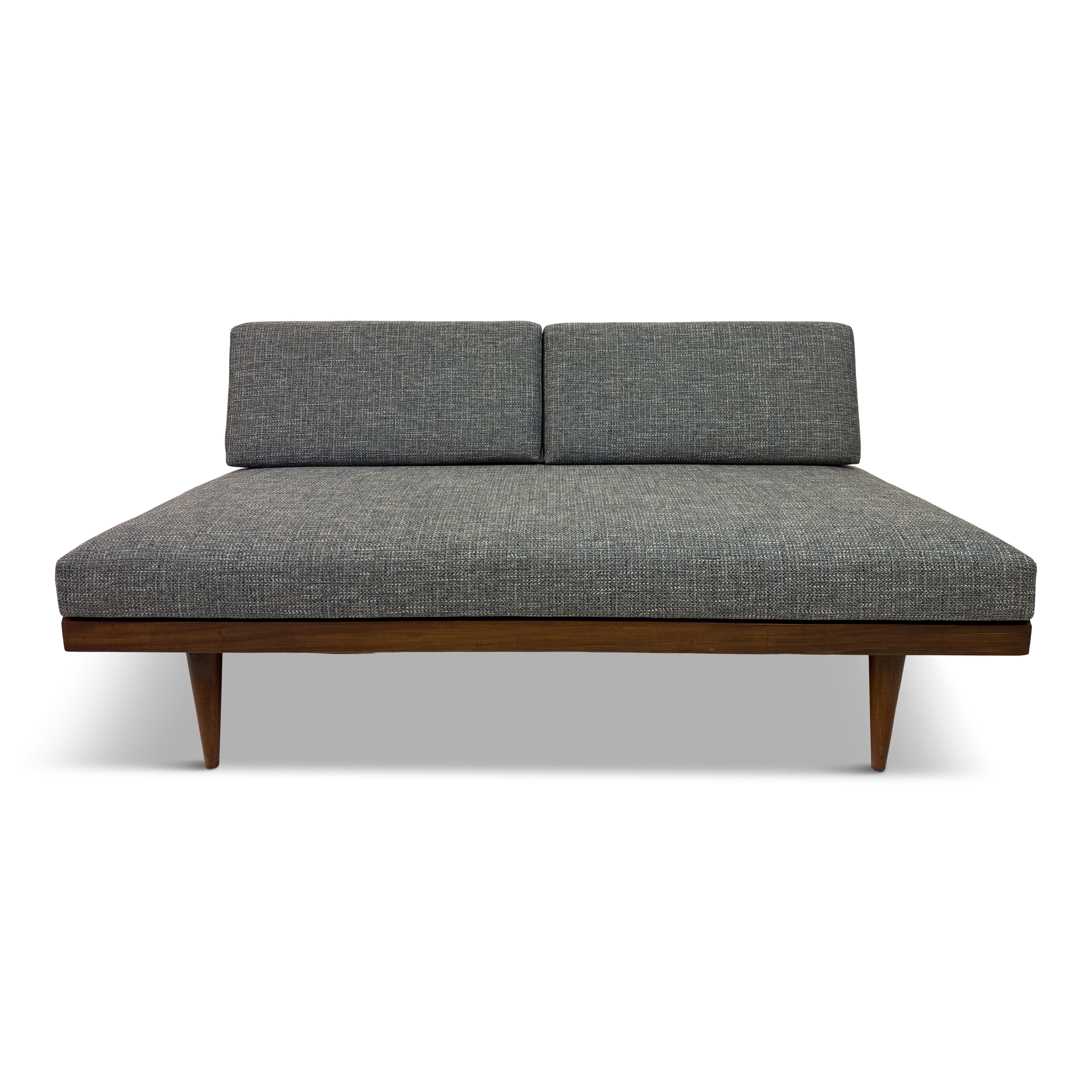Cama de día de mediados de siglo de Ingmar Relling, Modelo 'Svane', Noruega, años 60

Un discreto y elegante sofá-cama diseñado por Ingmar Relling para Ekornes, Noruega, hacia la década de 1960. El modelo 