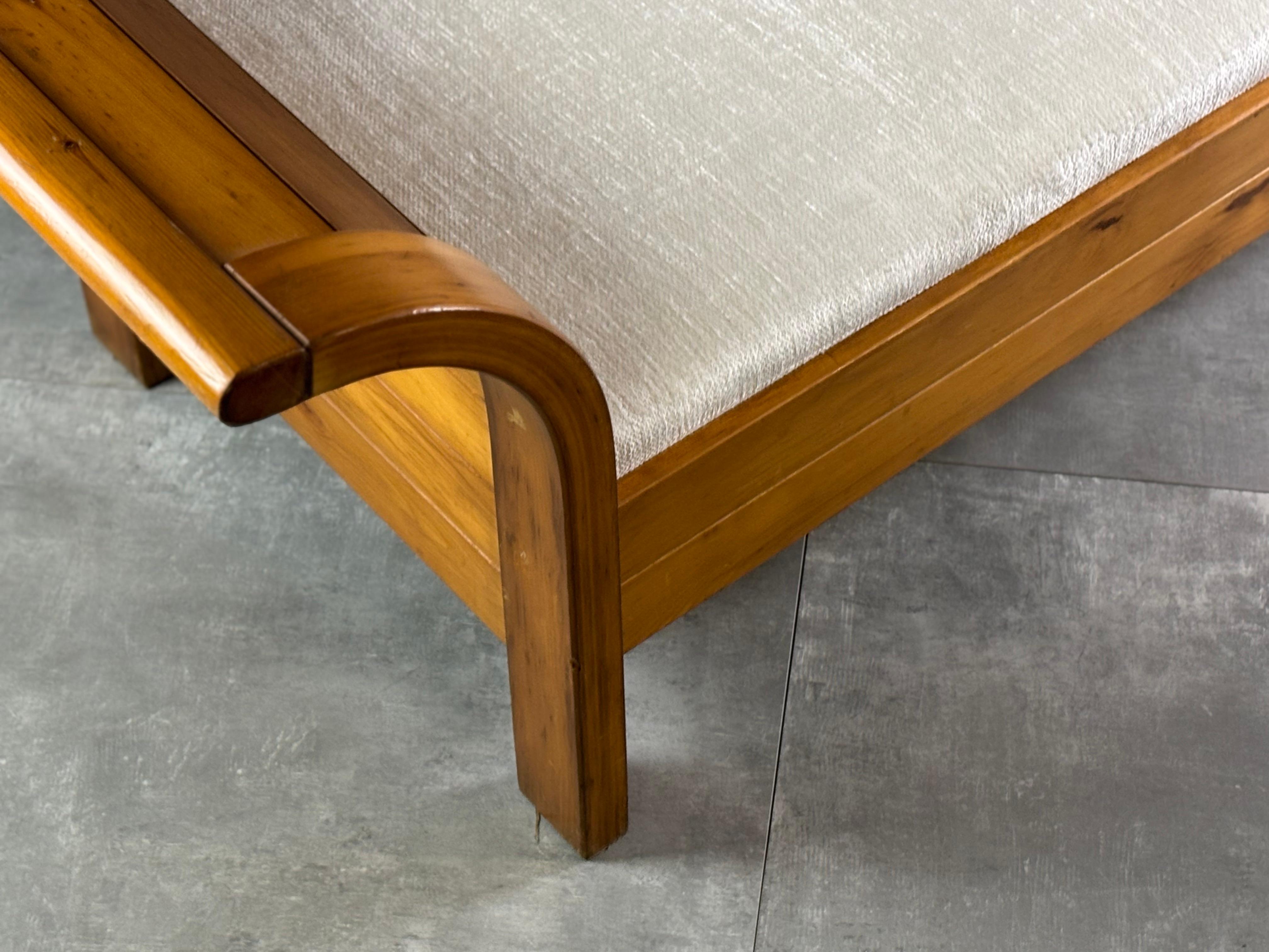 Mid-Century daybed in sculpured curved wood, 1950s In Good Condition For Sale In Quarrata, IT
