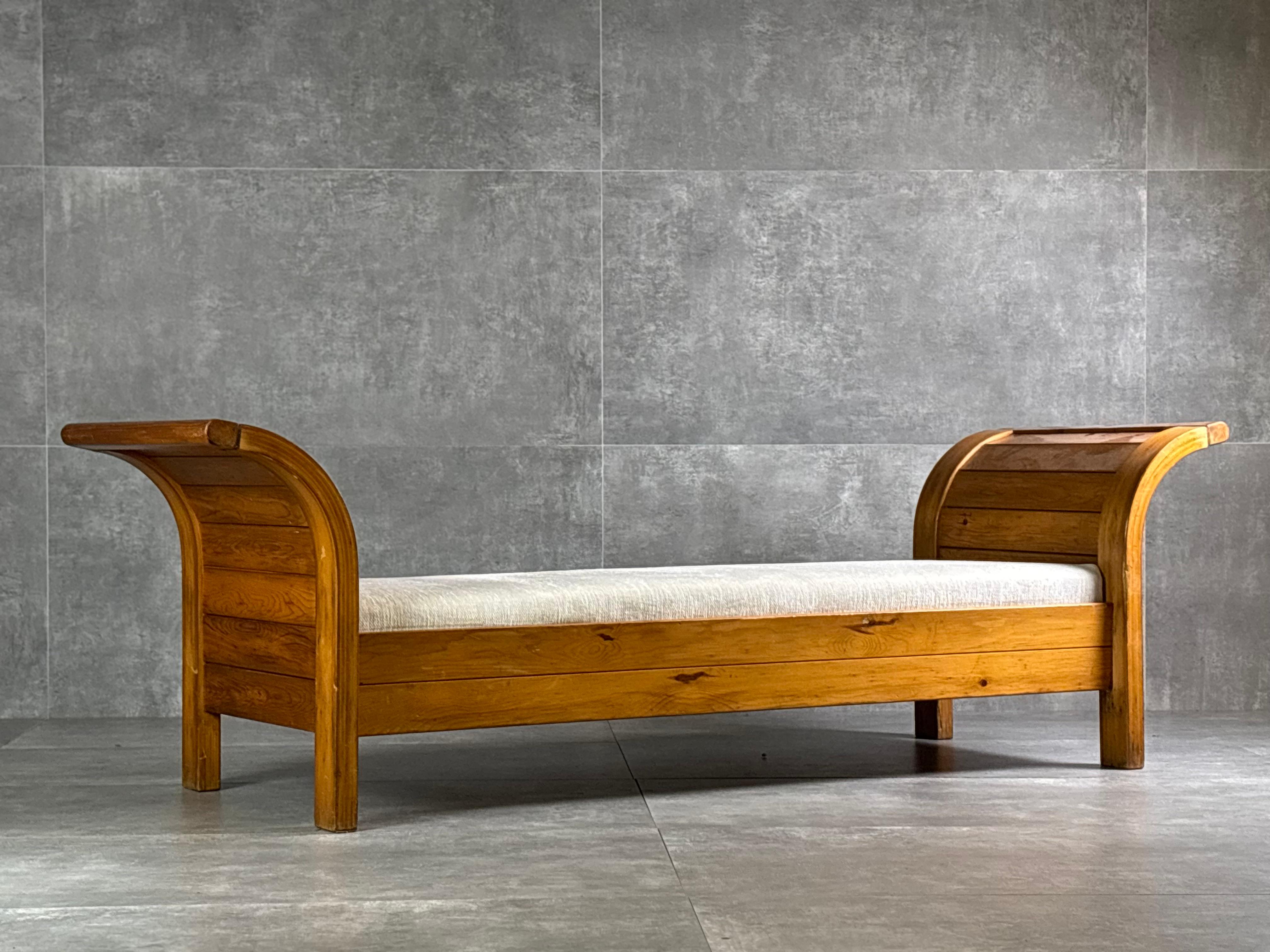 Mid-Century daybed in sculpured curved wood, 1950s For Sale 1