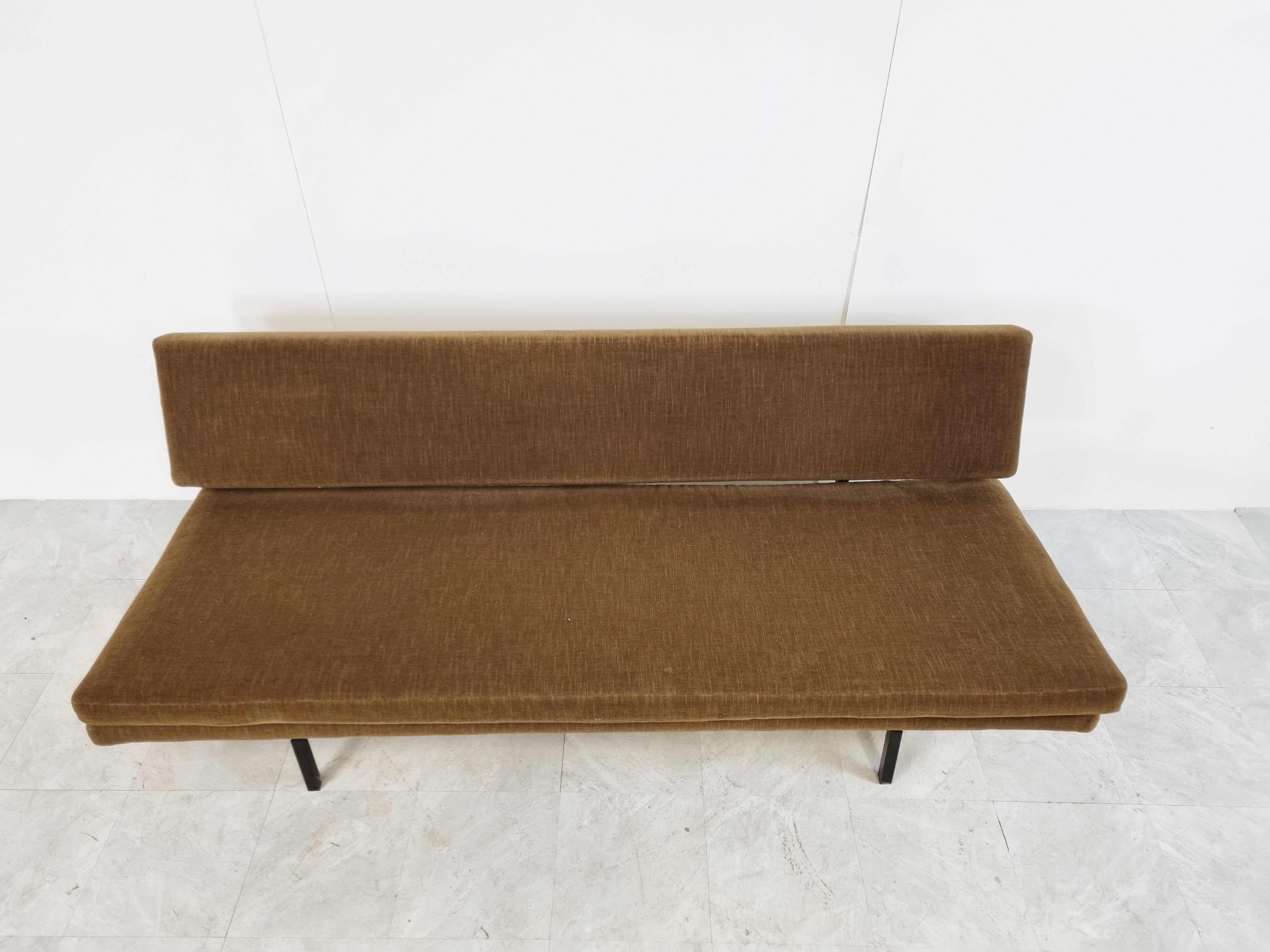 Beautiful minimalist design daybed by Martin Visser for 'T Spectrum

This saybed has the original upholstery and dates from the '60s or '70s

Elegant mid century piece.

1960s - Netherlands

Very good condition

Dimensions:
Height: