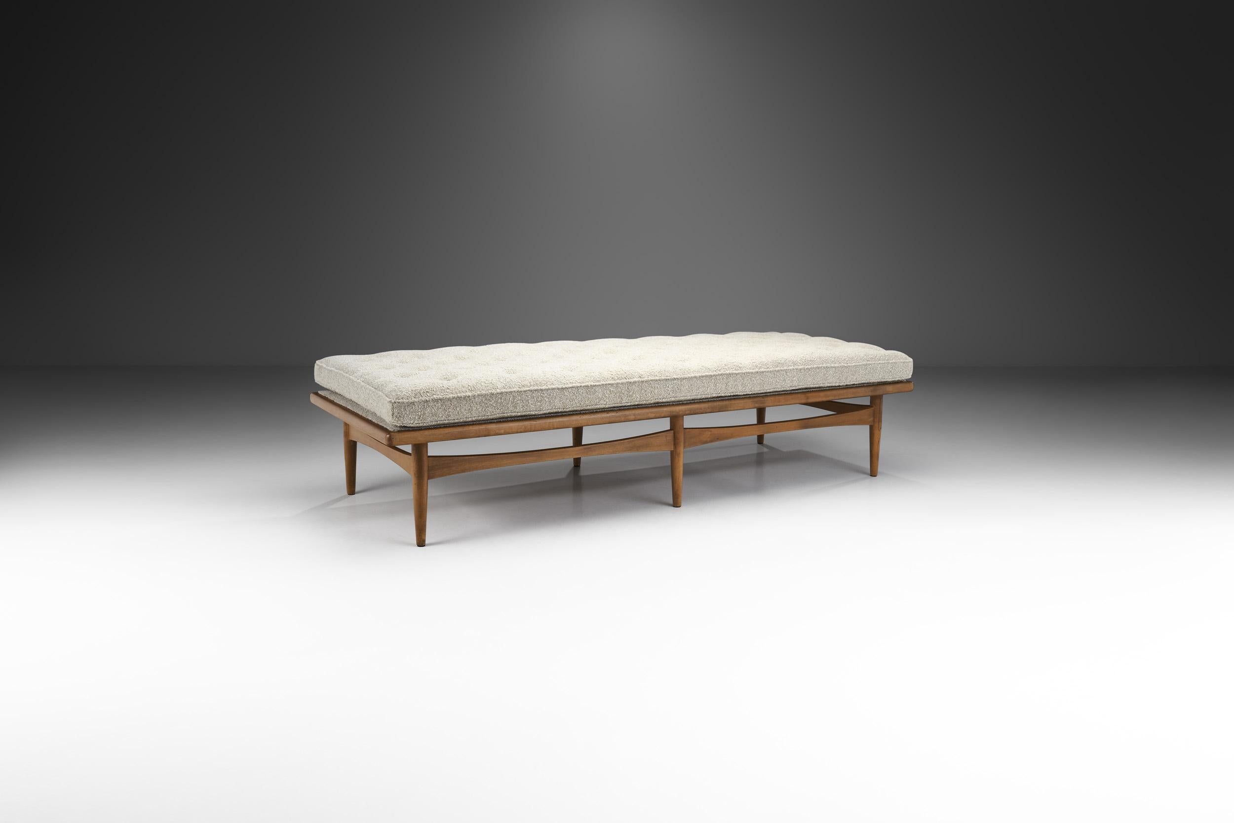 Pieces from the mid-century era, like this daybed, are characterized by clarity in design and extremely high-quality craftsmanship and choice of materials. The perfectly balanced proportions and elegantly sleek structure of this model make it a