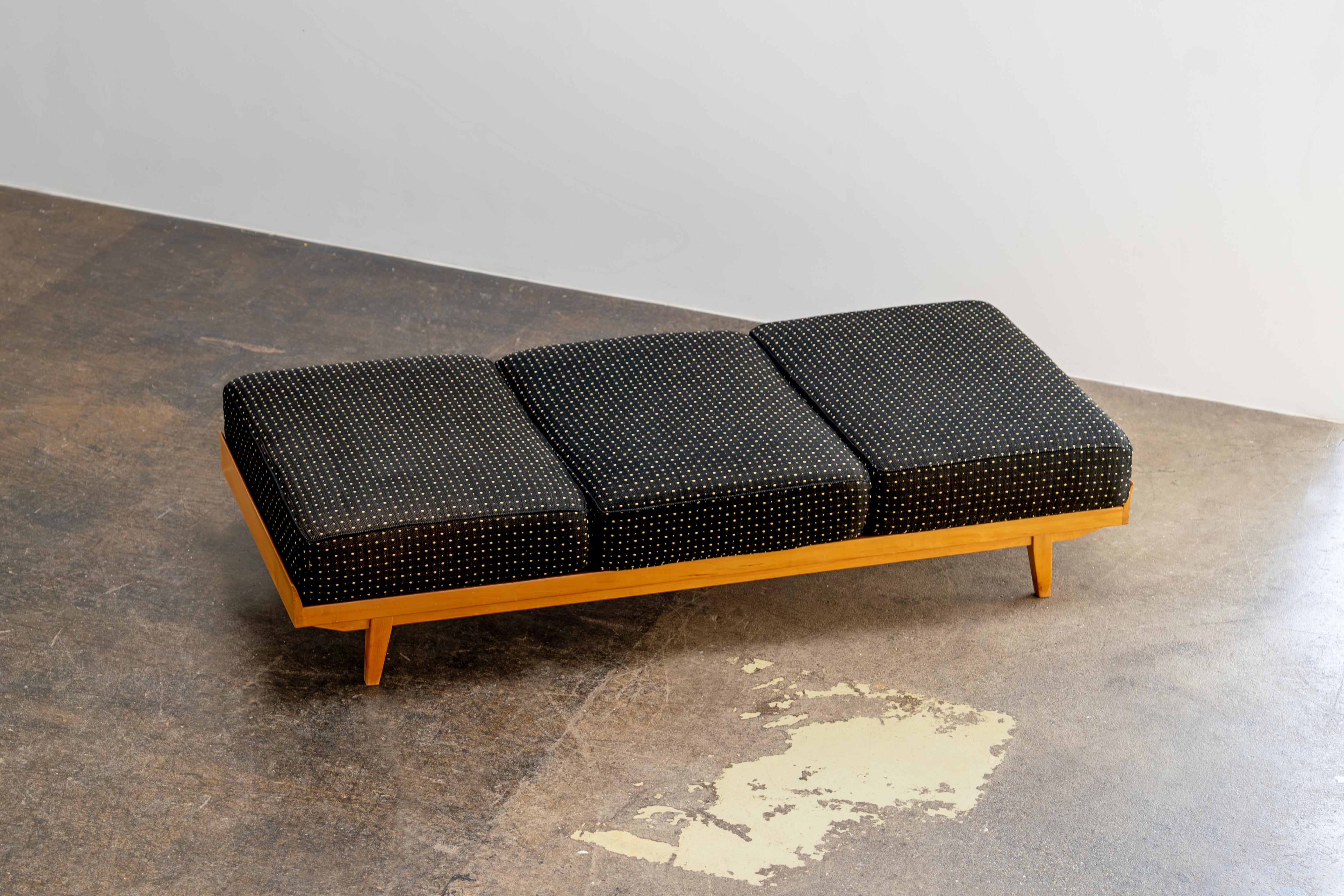 Tessuto Lettino da giorno mid-century  con Fabrice originale - Anni '50 in vendita