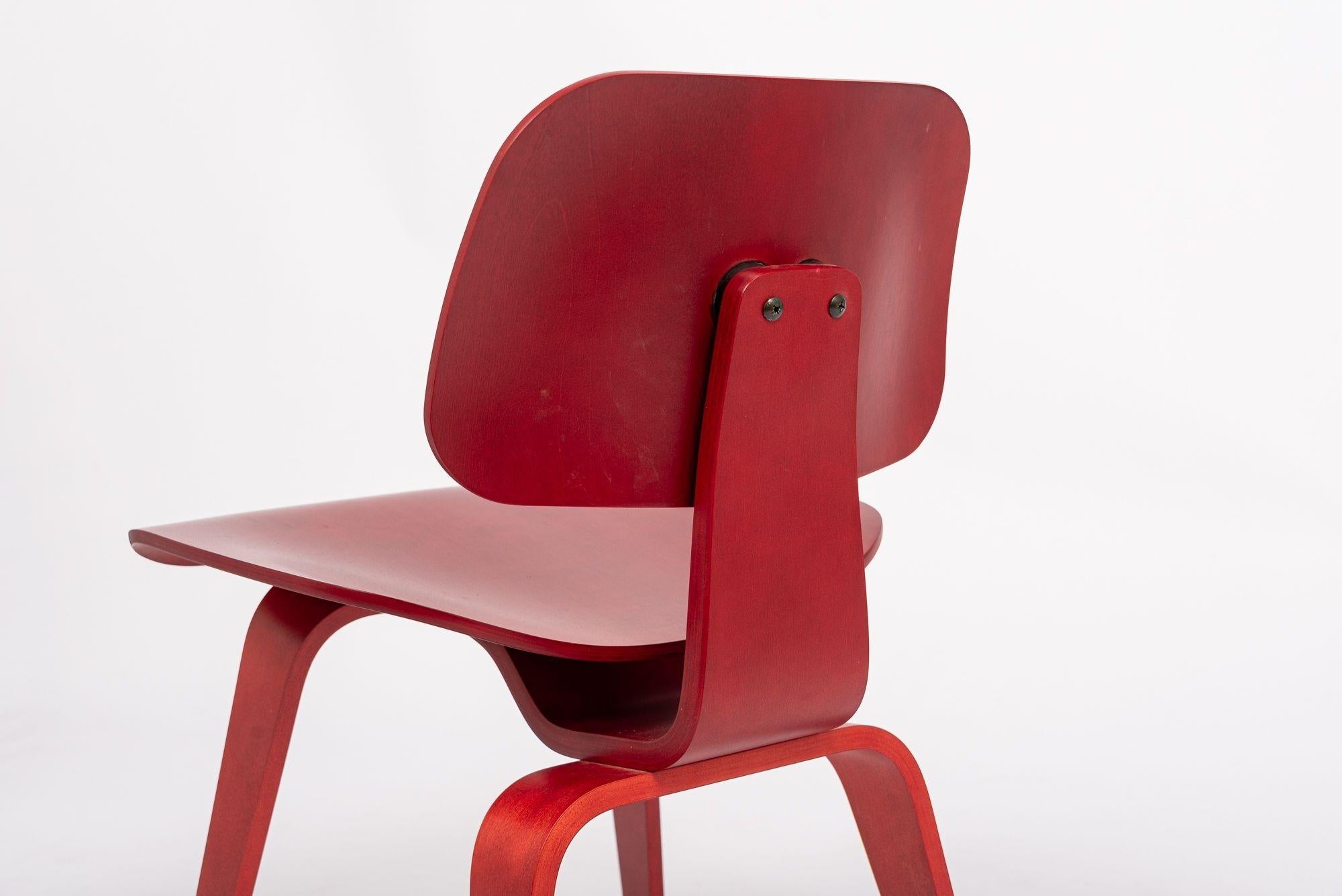 Roter Sperrholzstuhl DCW aus der Mitte des Jahrhunderts von Eames für Herman Miller, DCW im Angebot 3