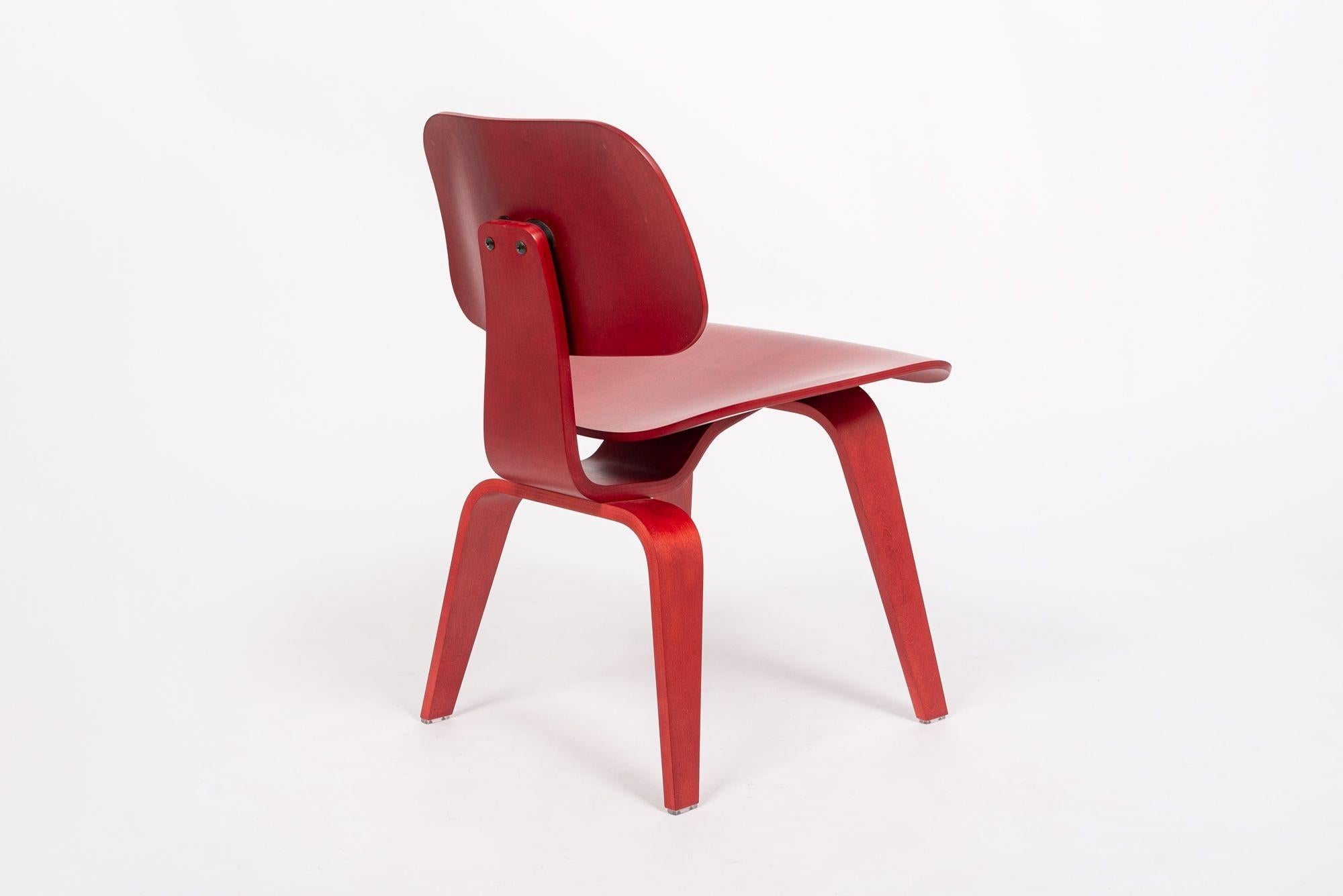 Roter Sperrholzstuhl DCW aus der Mitte des Jahrhunderts von Eames für Herman Miller, DCW im Angebot 4