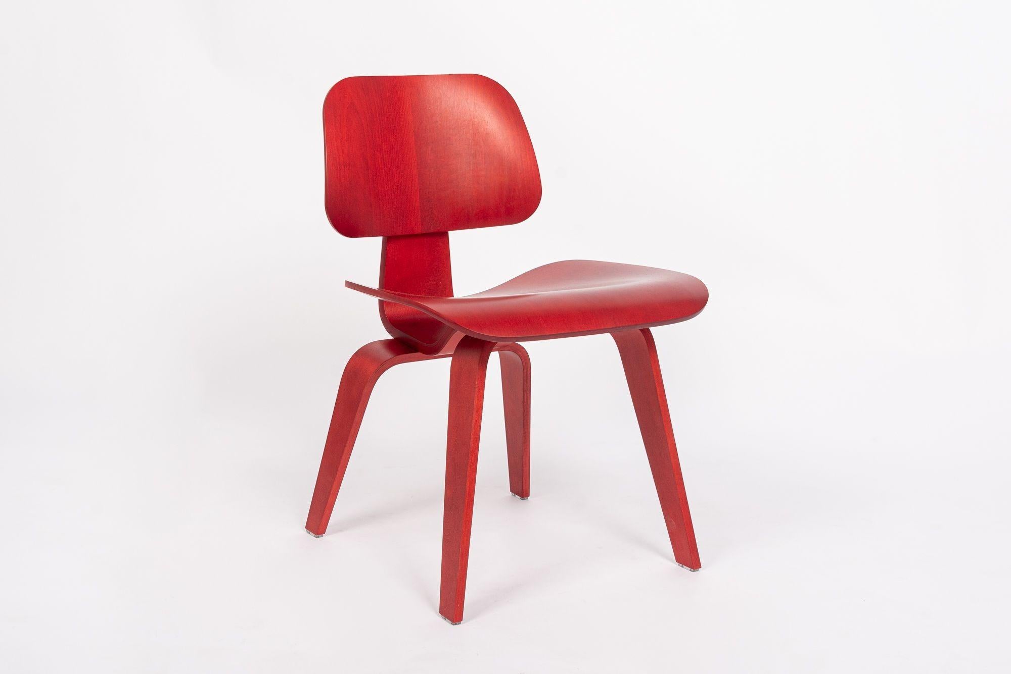 Roter Sperrholzstuhl DCW aus der Mitte des Jahrhunderts von Eames für Herman Miller, DCW (Moderne der Mitte des Jahrhunderts) im Angebot