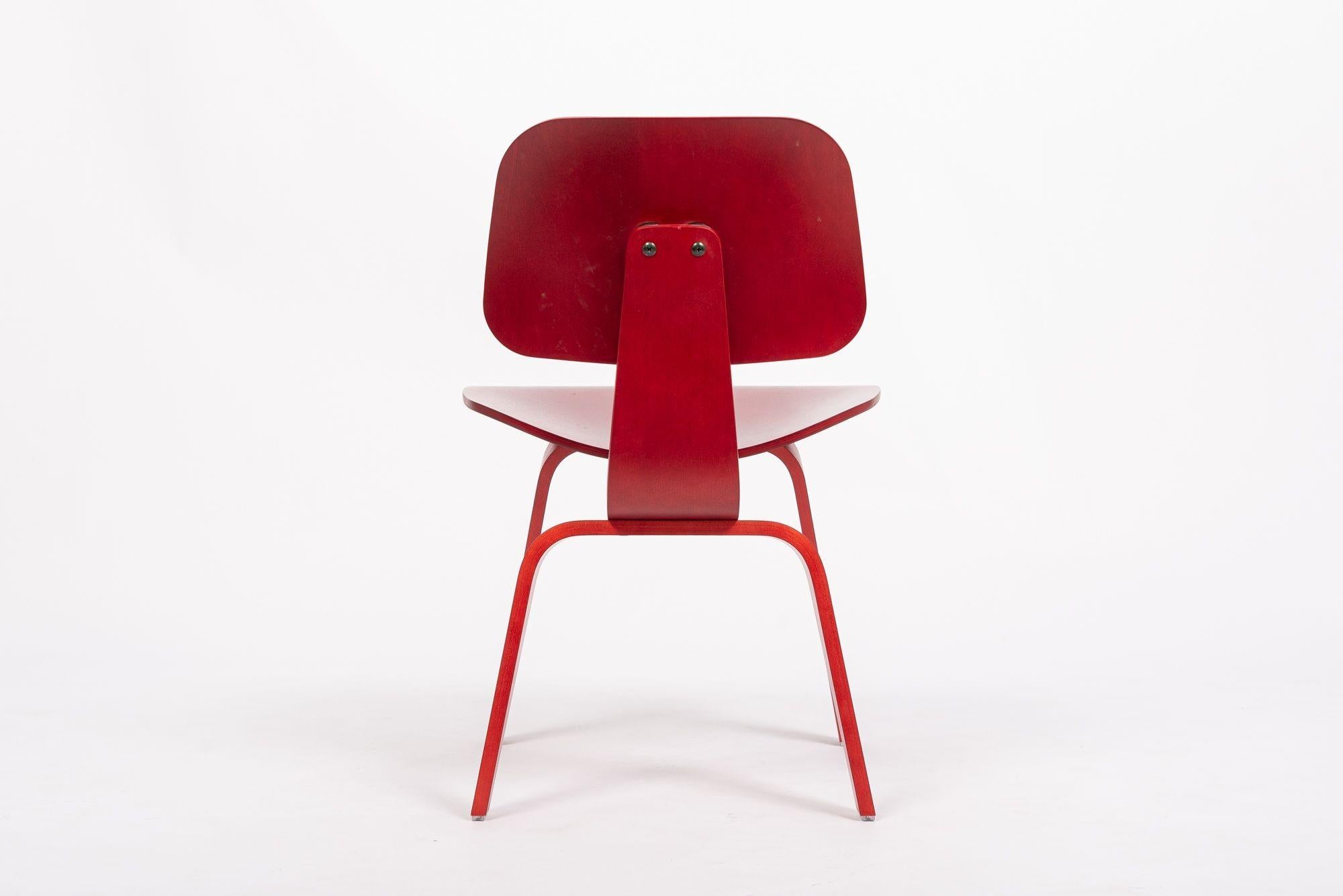 Roter Sperrholzstuhl DCW aus der Mitte des Jahrhunderts von Eames für Herman Miller, DCW im Zustand „Gut“ im Angebot in Detroit, MI