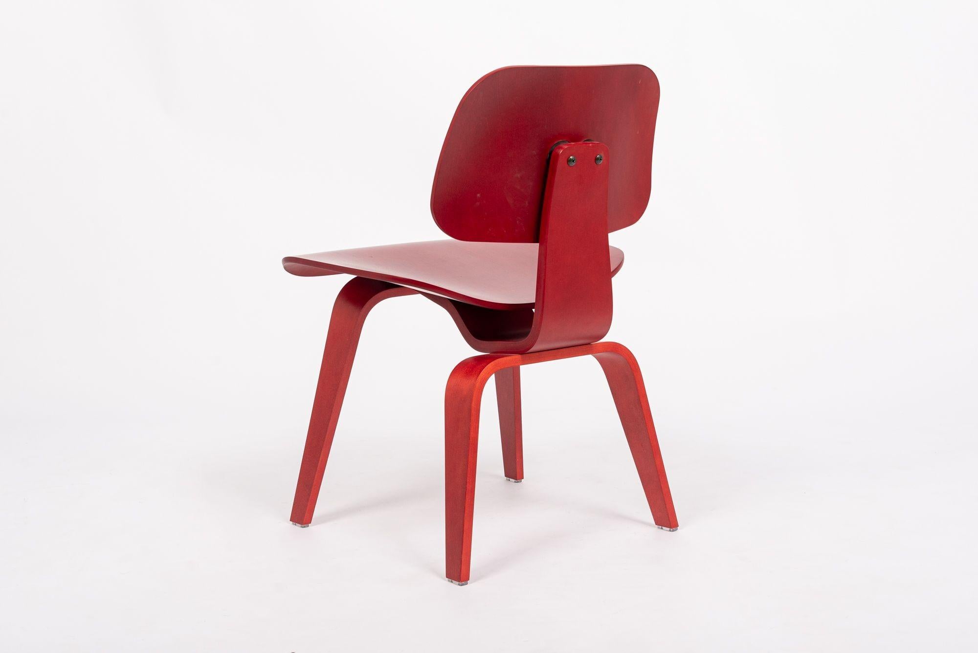 Roter Sperrholzstuhl DCW aus der Mitte des Jahrhunderts von Eames für Herman Miller, DCW (21. Jahrhundert und zeitgenössisch) im Angebot