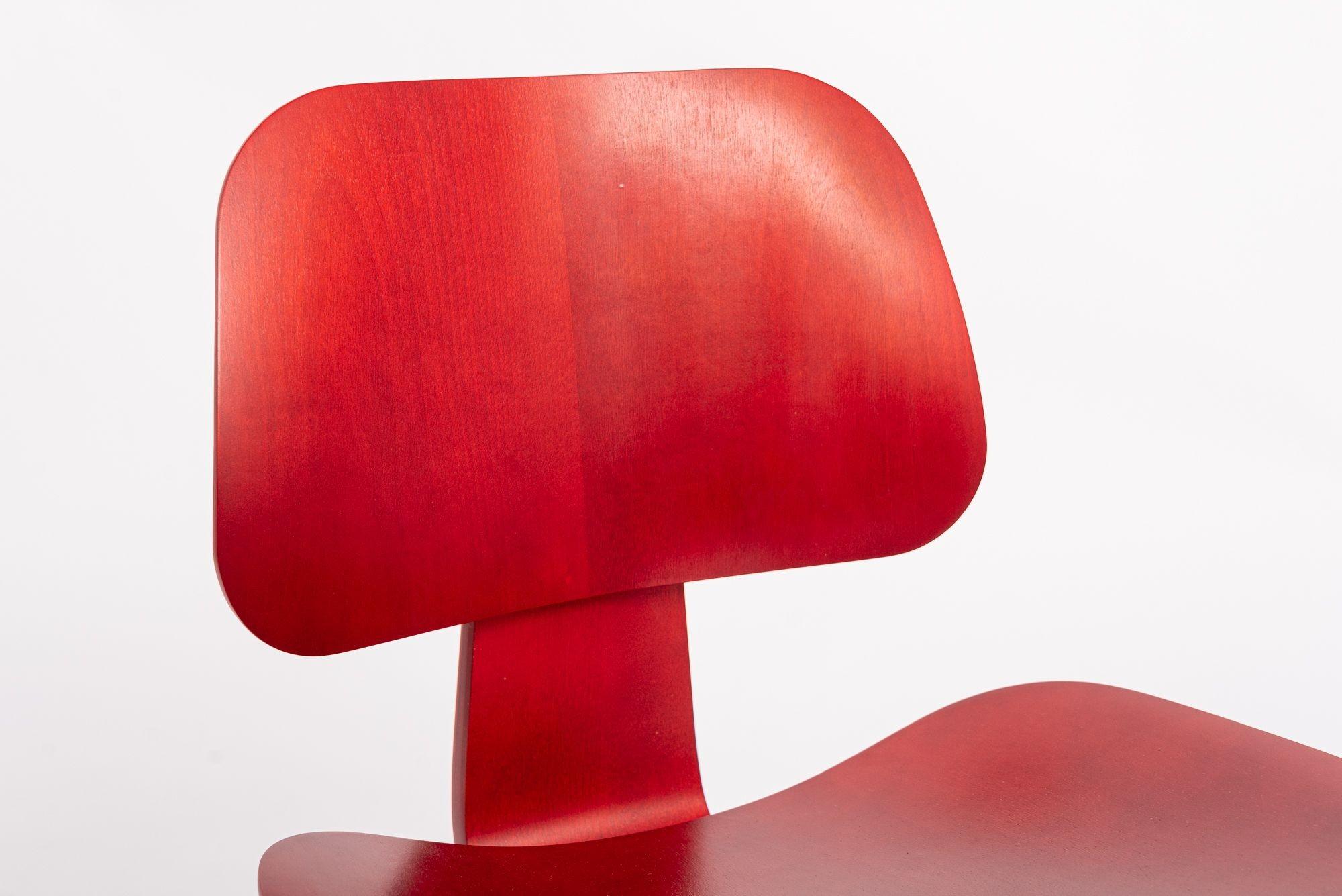 Roter Sperrholzstuhl DCW aus der Mitte des Jahrhunderts von Eames für Herman Miller, DCW im Angebot 1