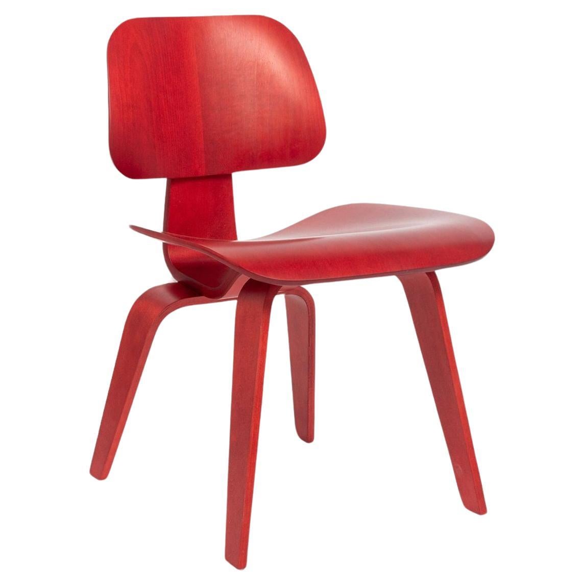 Roter Sperrholzstuhl DCW aus der Mitte des Jahrhunderts von Eames für Herman Miller, DCW