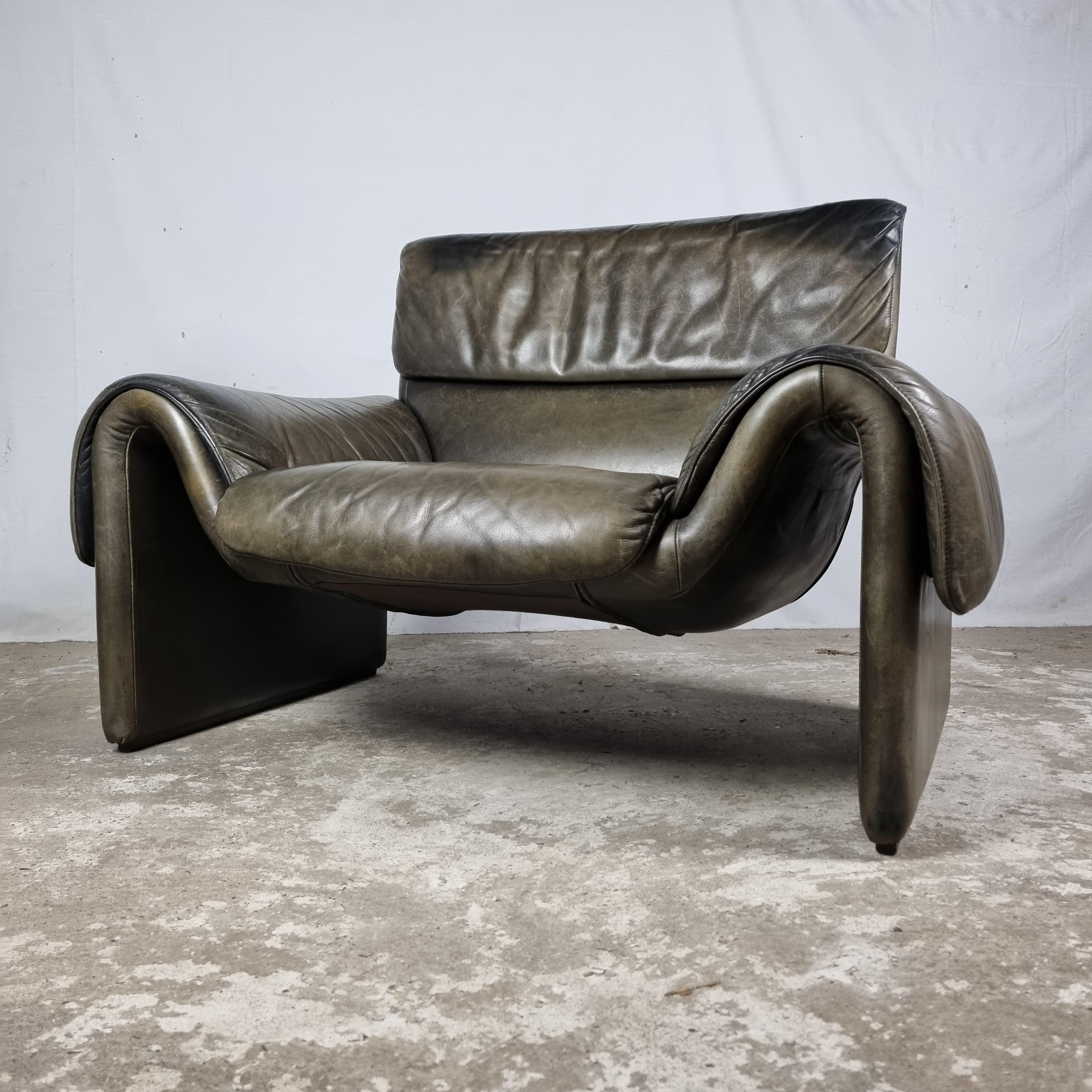 Original Mid-Century armchair by Swiss manufacturer De Sede from the 1970s. Known as the DS-2011/01 model.

The chair has a durable steel frame and the original buffalo leather upholstery. Indicative of the classic De Sede constructions style,