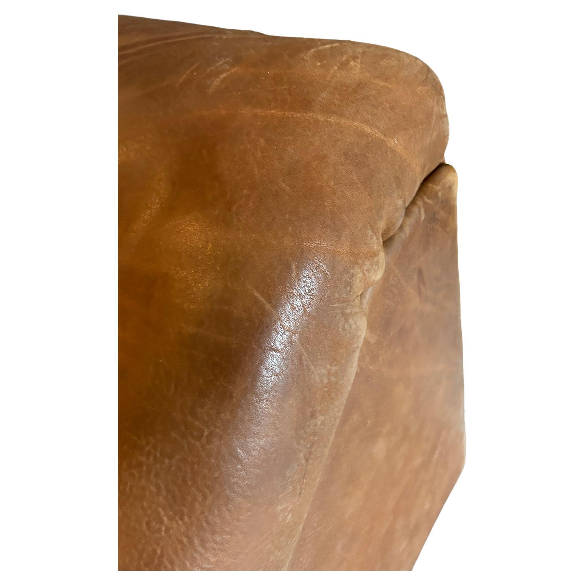 (2) Sections midcentury De Sede DS46 Sofa Loveseat Cognac Büffelleder Schweiz um 1970. Sehr hohe Qualität dickes Büffelleder. Sehr niedriger, schwerer Liegesessel (2) mit Armlehnen links und rechts. Erstaunliche skulpturale Form. Eine Menge Patina.