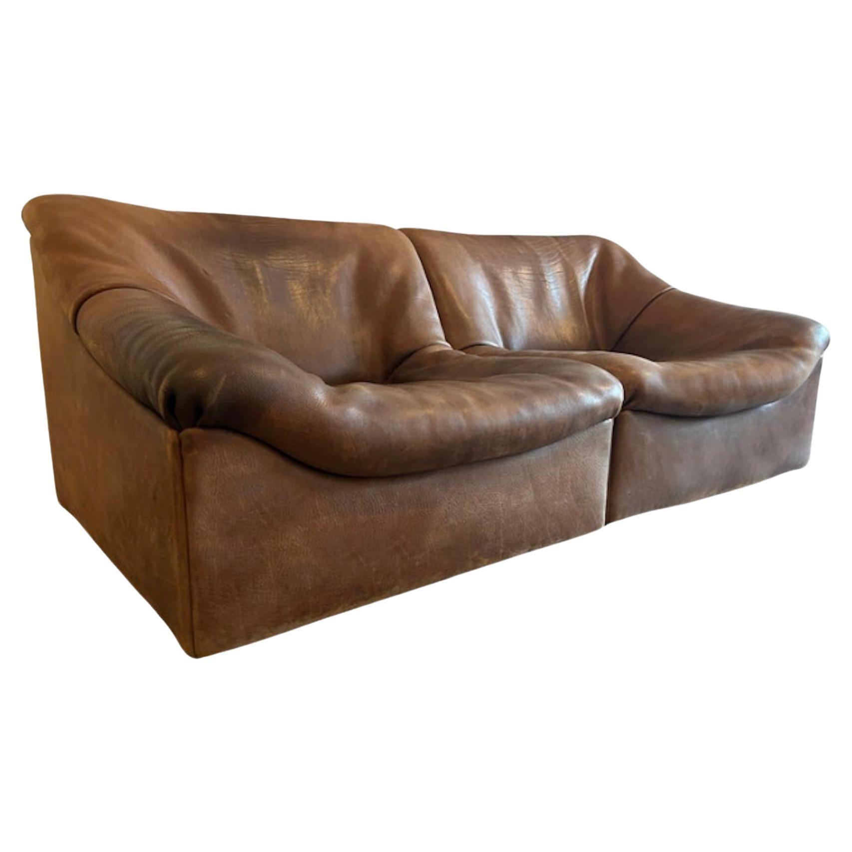 (2) Sections mid century De Sede DS 46 sofa loveseat Cognac buffalo leather Switzerland circa 1970. Cuir de buffle épais de très haute qualité. Très basse Causeuse lourde (2) section avec accoudoirs à gauche et à droite. Une forme sculpturale
