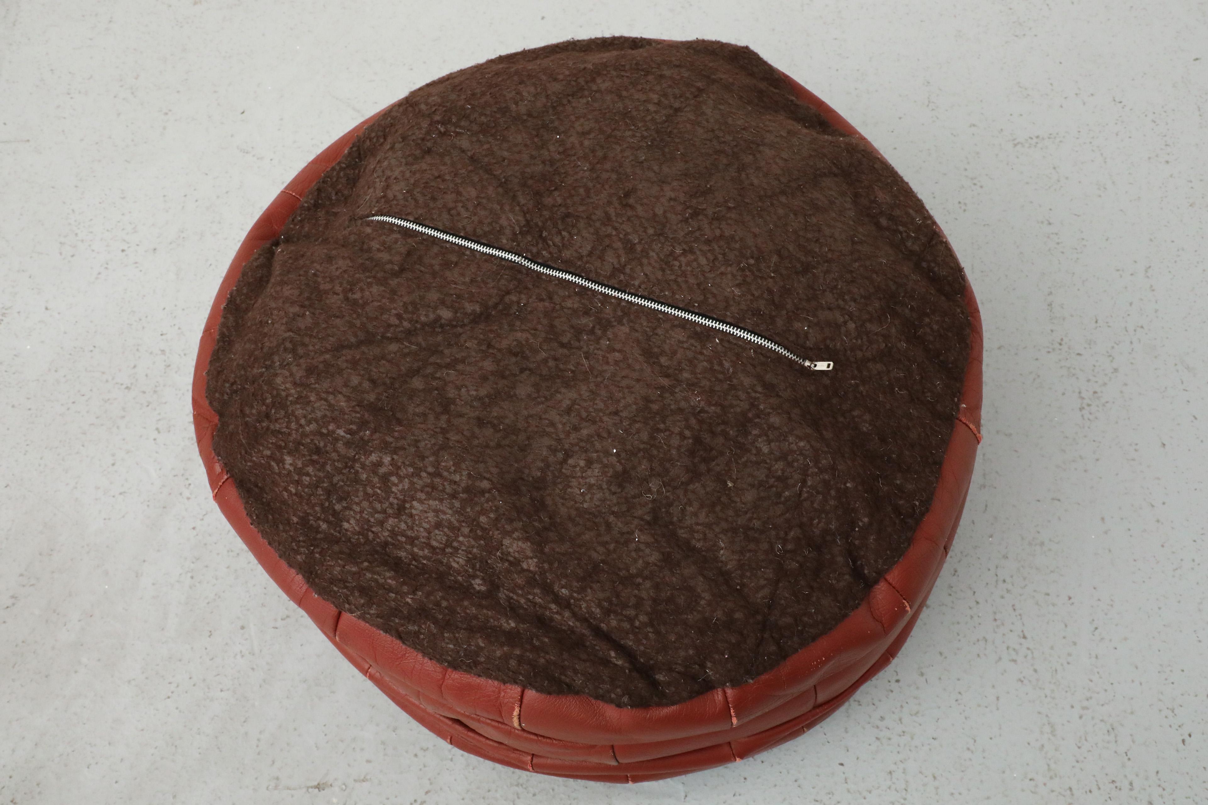 Pouf Patchwork in pelle di mattone ispirato al Mid-Century de Sede in vendita 3