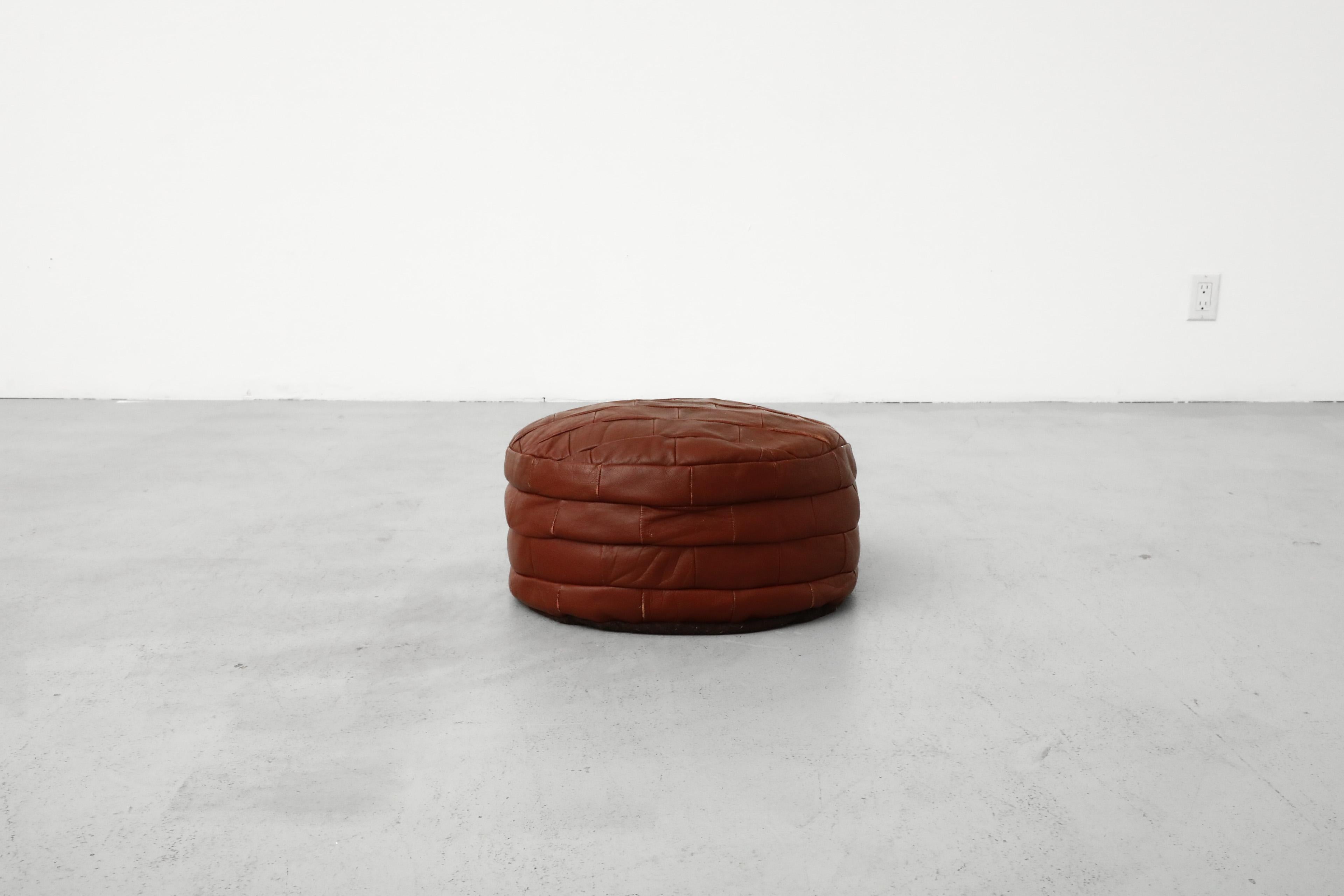 Mid-Century moderno Pouf Patchwork in pelle di mattone ispirato al Mid-Century de Sede in vendita