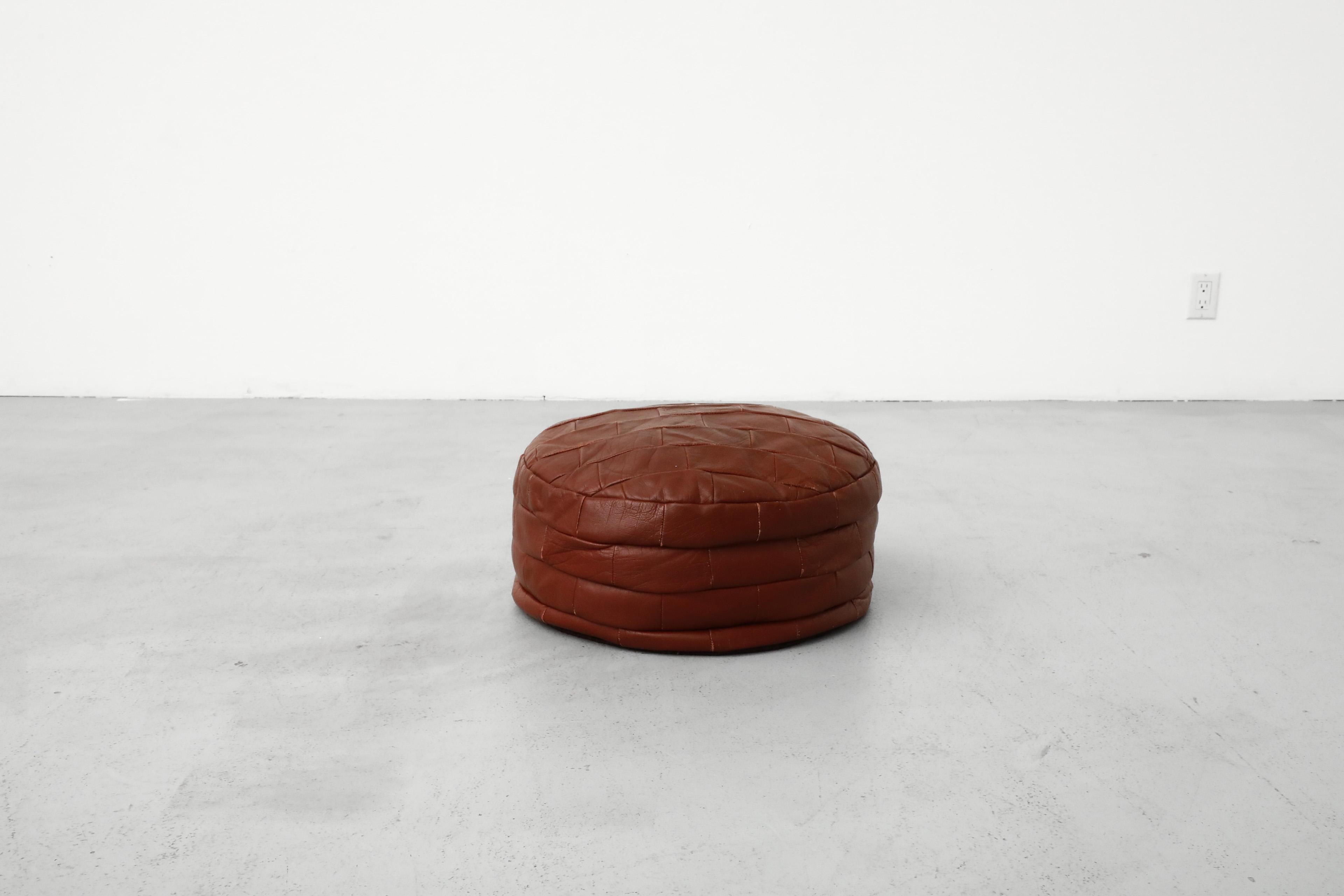 Pouf Patchwork in pelle di mattone ispirato al Mid-Century de Sede In condizioni buone in vendita a Los Angeles, CA