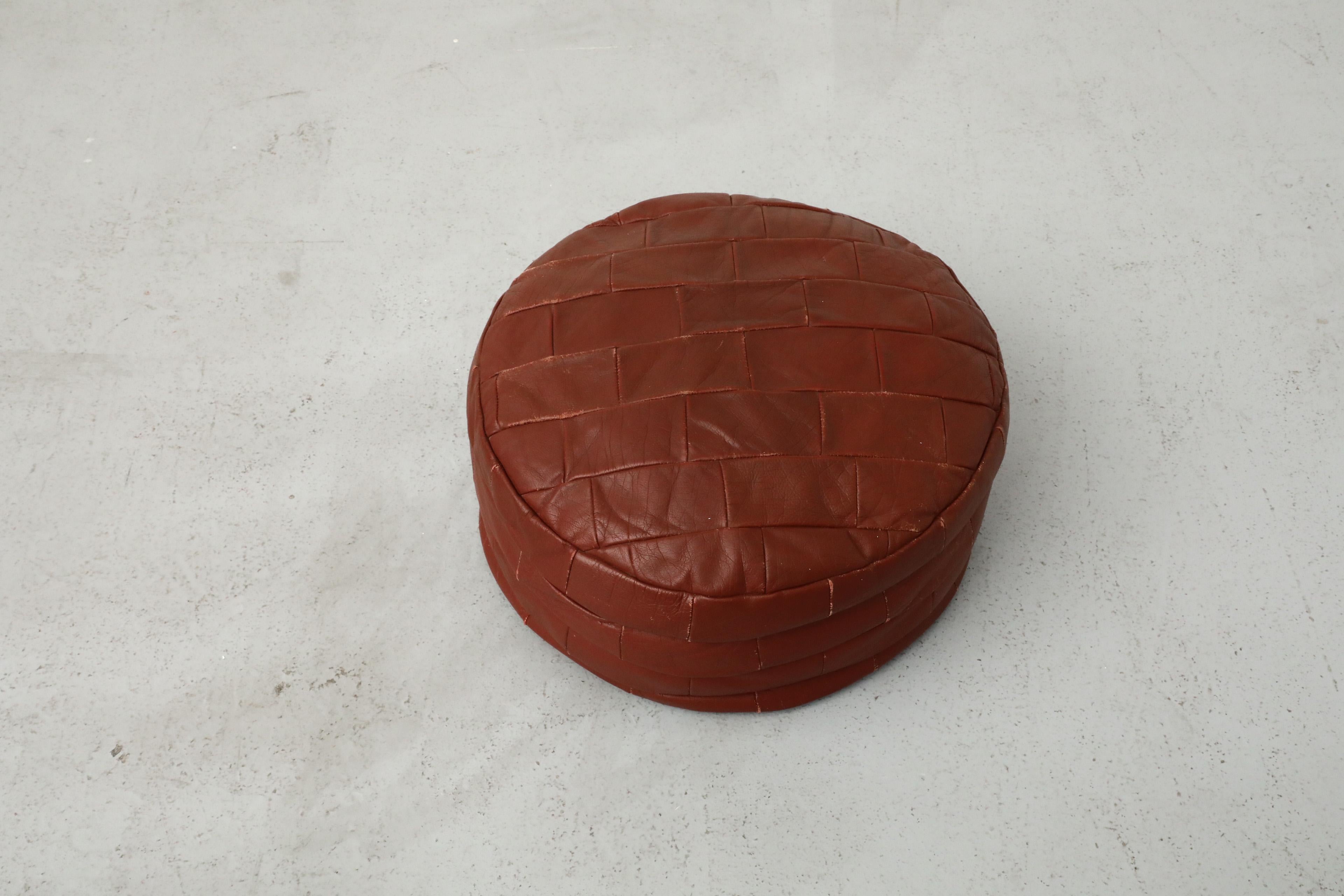 XX secolo Pouf Patchwork in pelle di mattone ispirato al Mid-Century de Sede in vendita