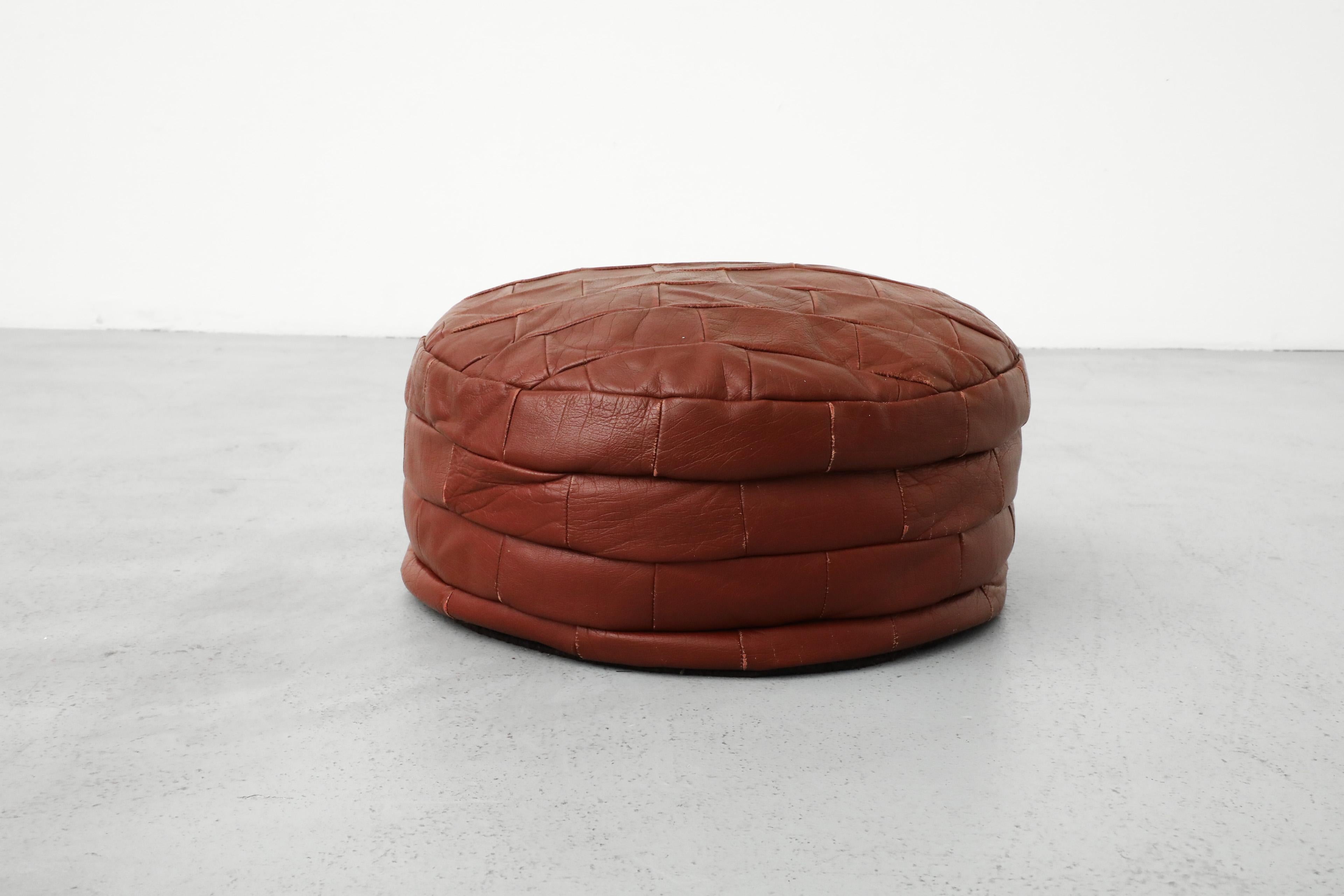 Pelle Pouf Patchwork in pelle di mattone ispirato al Mid-Century de Sede in vendita