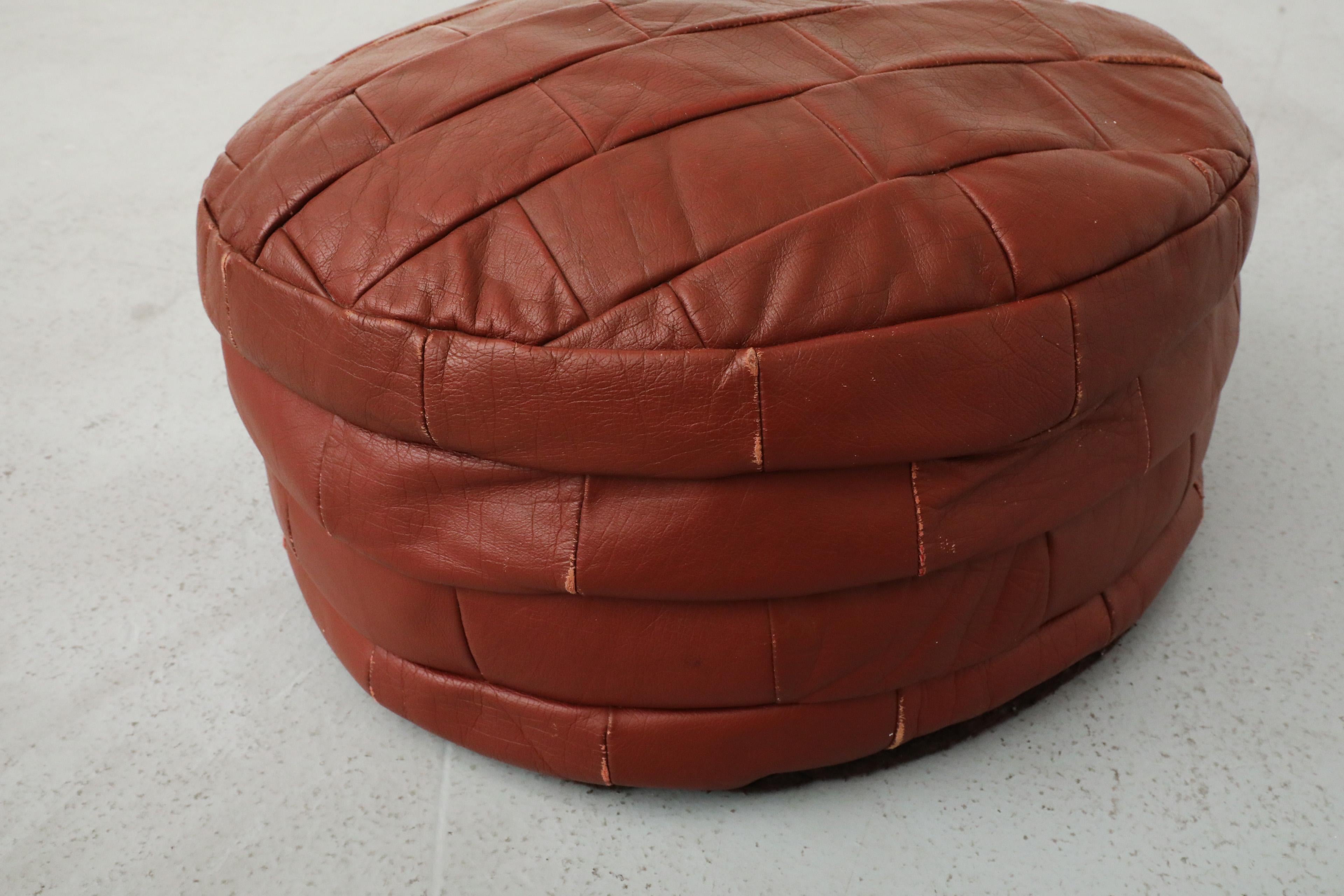 Pouf Patchwork in pelle di mattone ispirato al Mid-Century de Sede in vendita 1