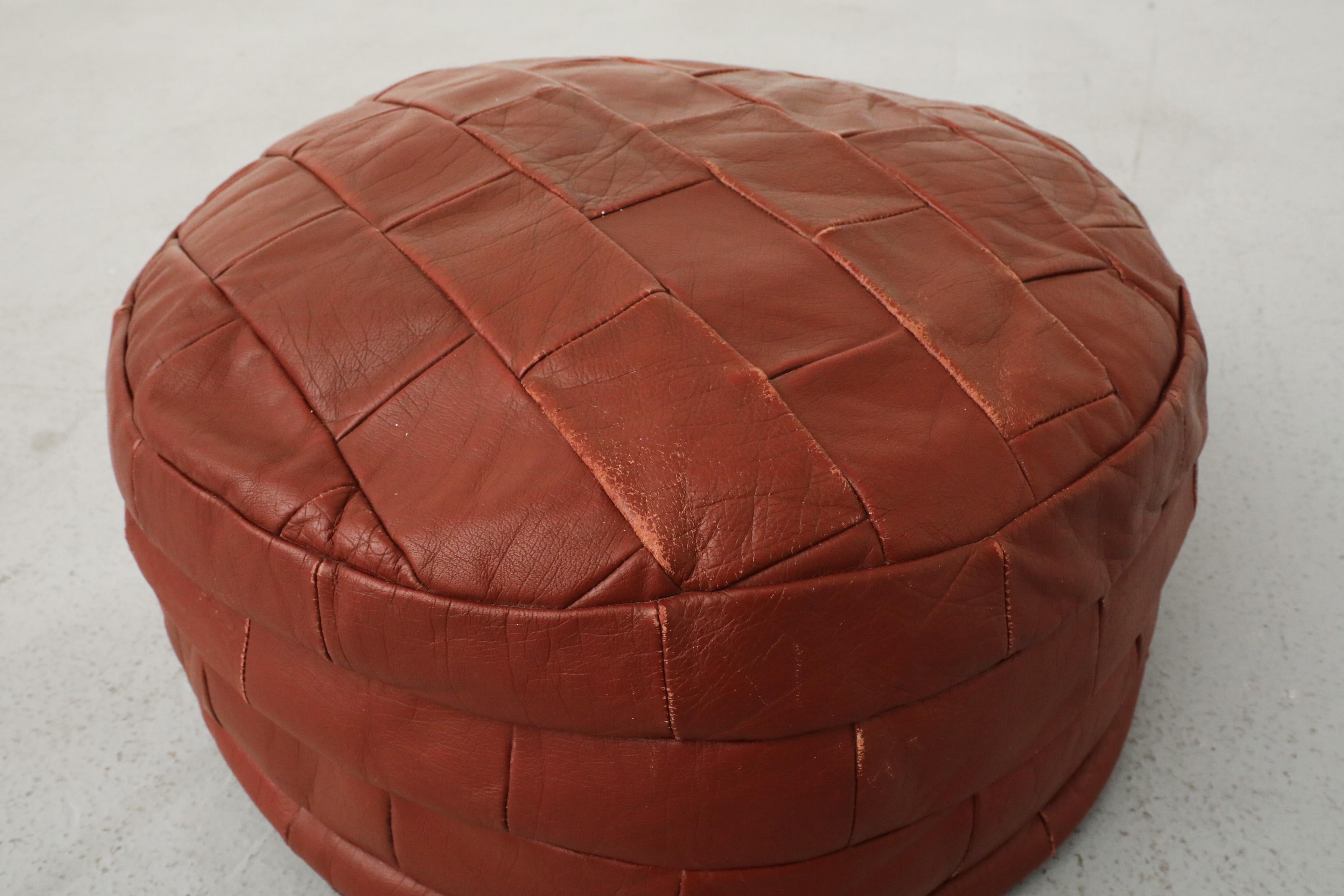 Pouf Patchwork in pelle di mattone ispirato al Mid-Century de Sede in vendita 2