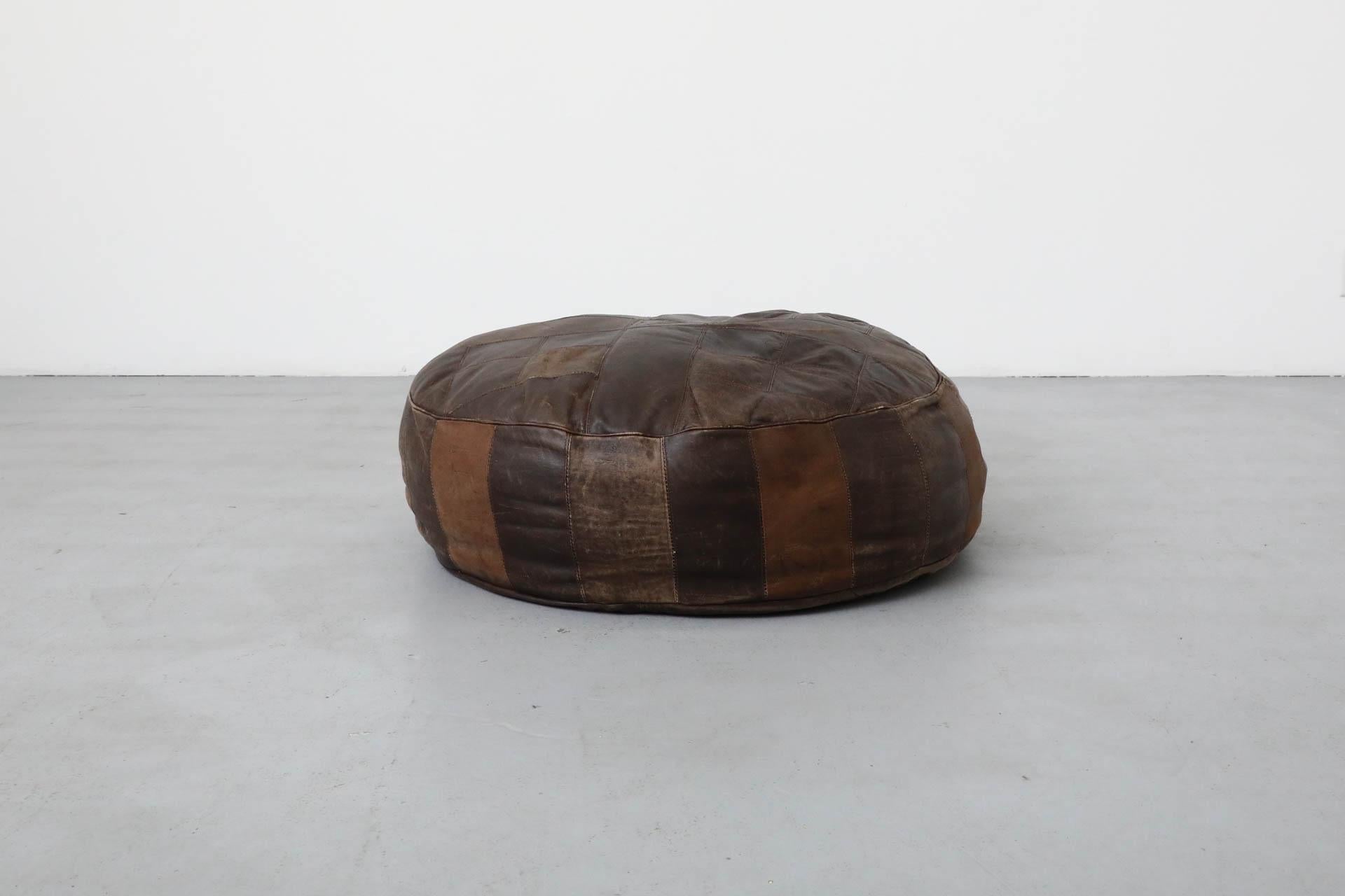Pelle Pouf Patchwork in pelle naturale di ispirazione de Sede di metà secolo