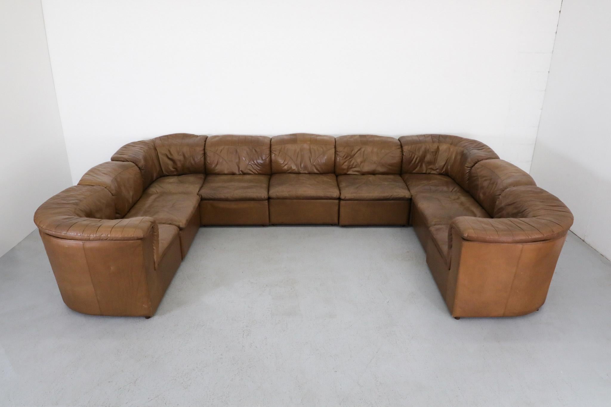 Canapé sectionnel en cuir 9 pièces du milieu du siècle dernier, très grand, par Laauser. Ce sectionnel est livré avec 4 pièces d'angle et 5 pièces centrales. Montré ici avec une causeuse 2 pièces assortie (composée de 2 pièces d'angle
