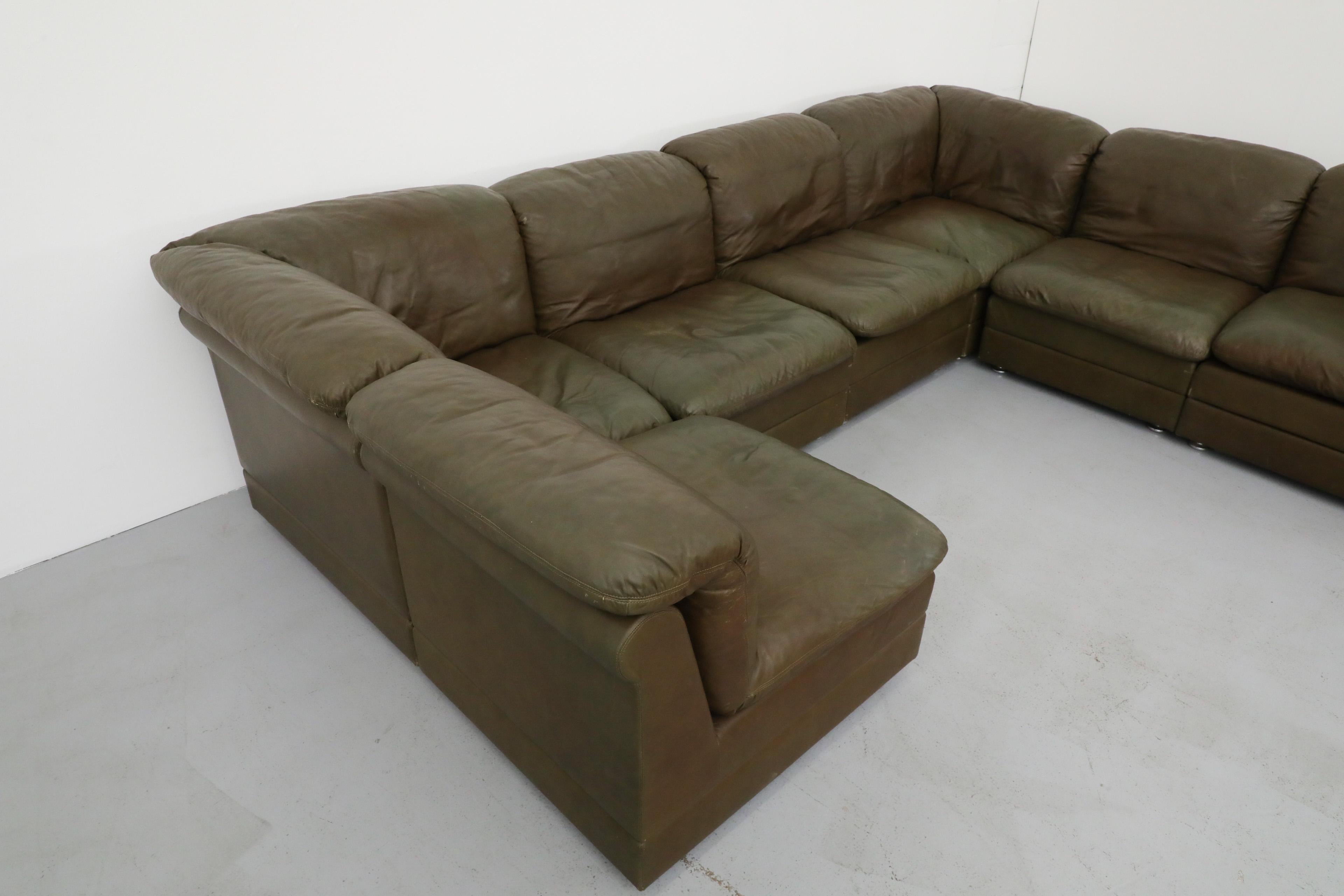 Canapé sectionnel modulaire sept pièces en cuir vert mousse de style De Sede du milieu du siècle dernier en vente 8