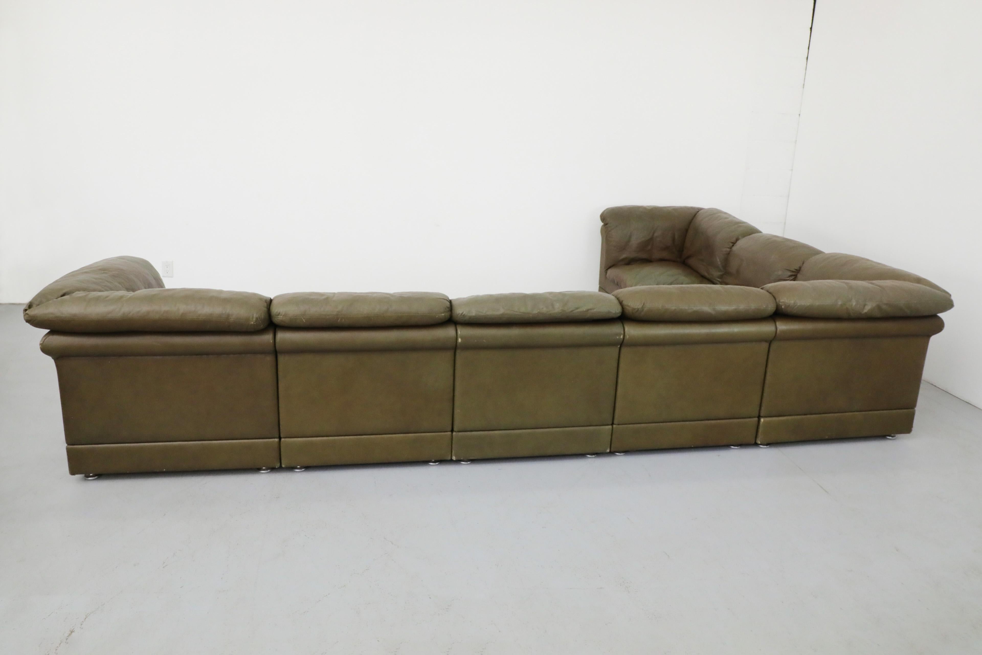 Canapé sectionnel modulaire sept pièces en cuir vert mousse de style De Sede du milieu du siècle dernier en vente 10