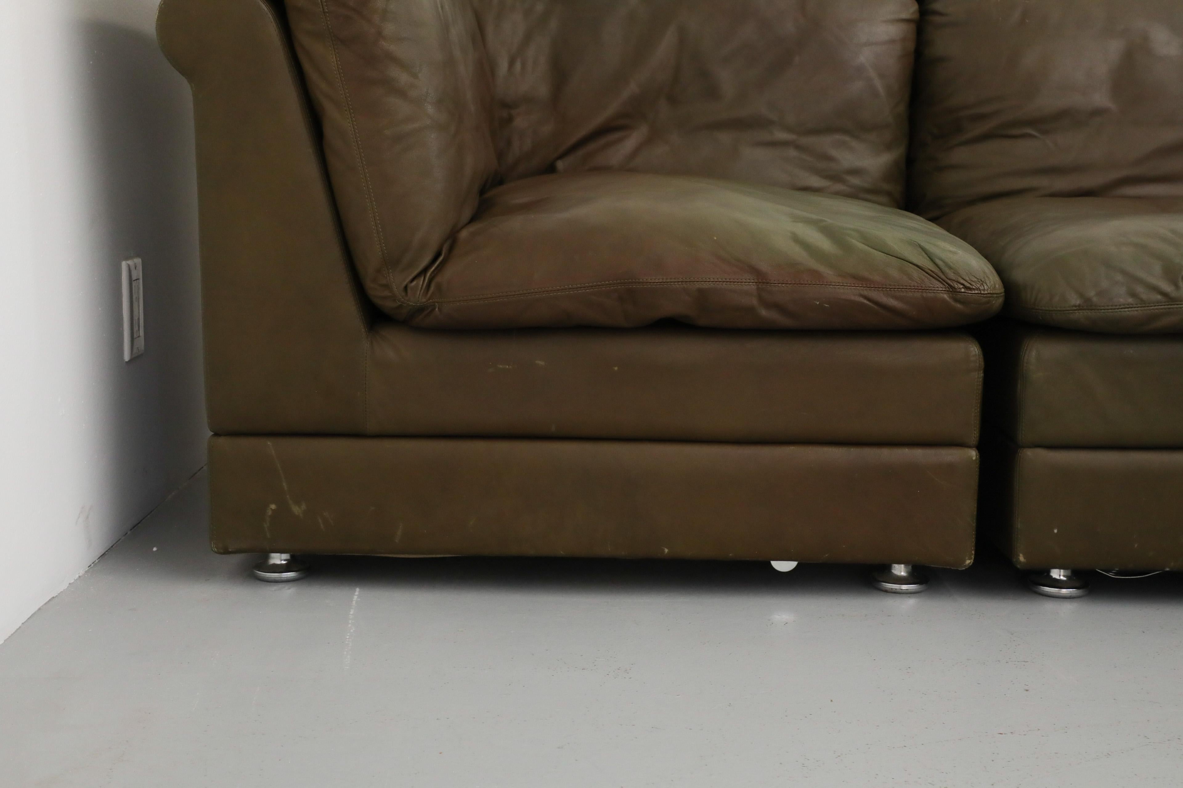 Canapé sectionnel modulaire sept pièces en cuir vert mousse de style De Sede du milieu du siècle dernier en vente 12