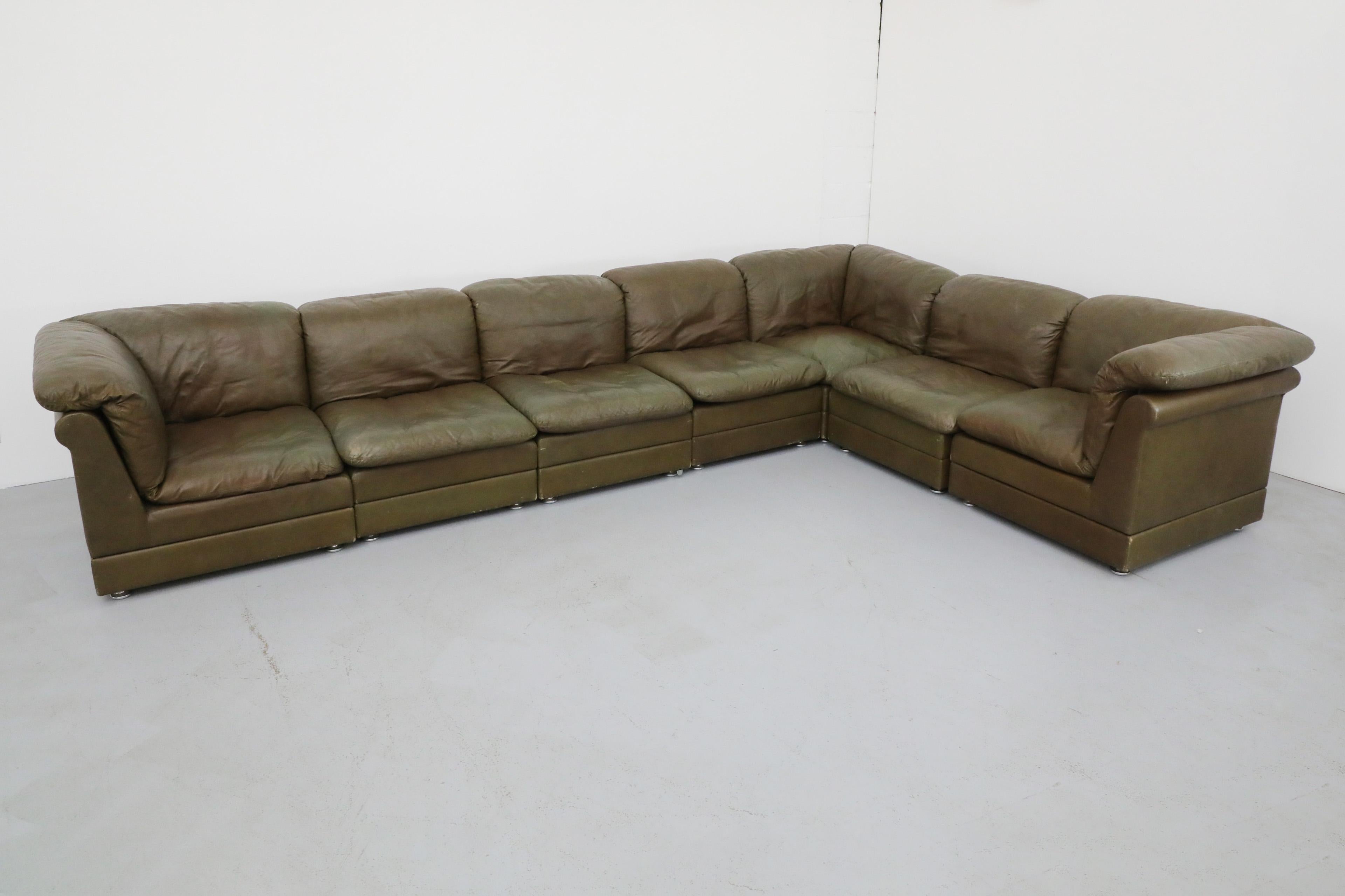 Canapé sectionnel modulable 7 pièces en cuir vert de style De Sede du milieu du siècle dernier avec trois pièces d'angle. Les clips inférieurs permettent d'attacher les sections entre elles. Les pièces d'angle mesurent 33