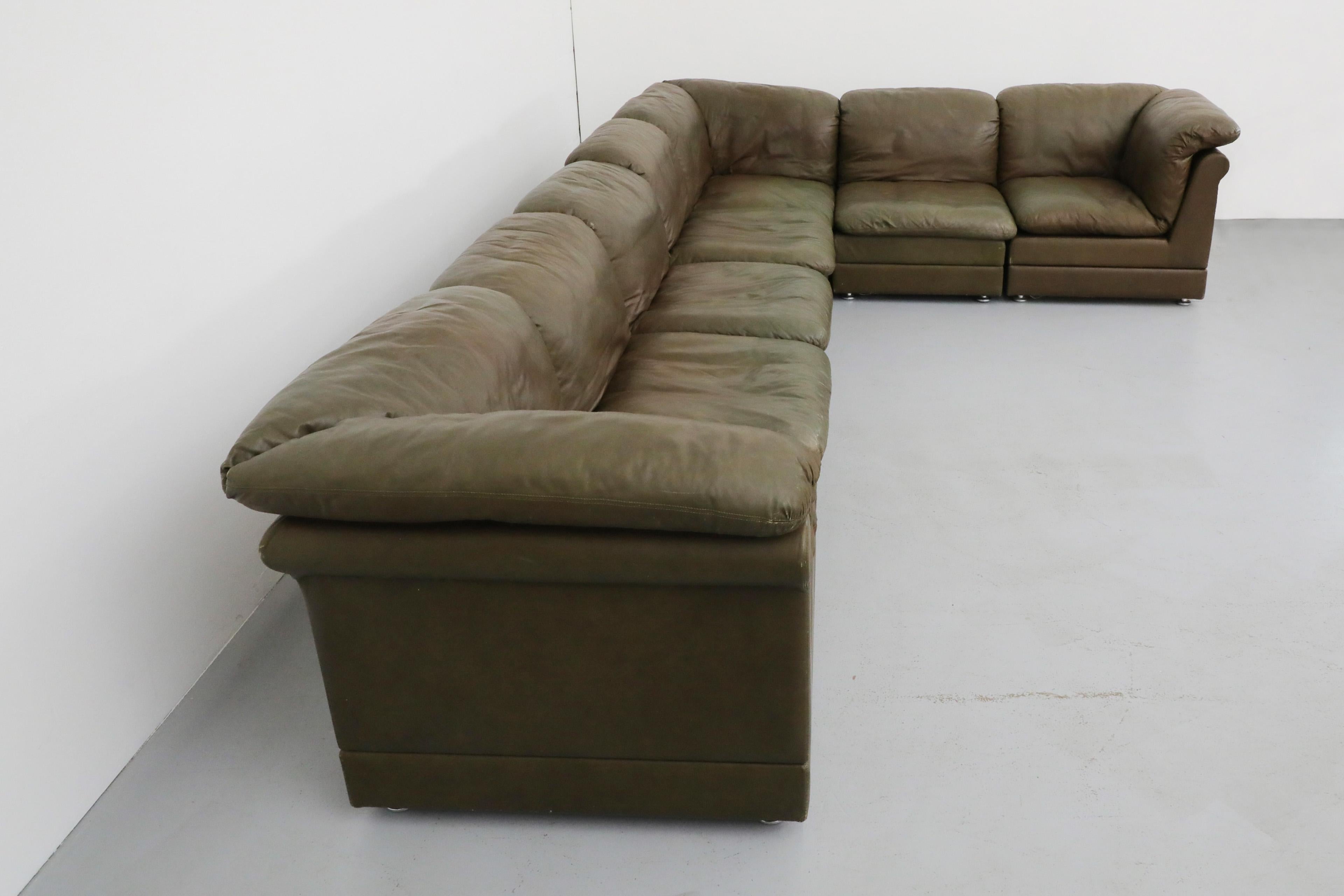 Mid-Century Modern Canapé sectionnel modulaire sept pièces en cuir vert mousse de style De Sede du milieu du siècle dernier en vente