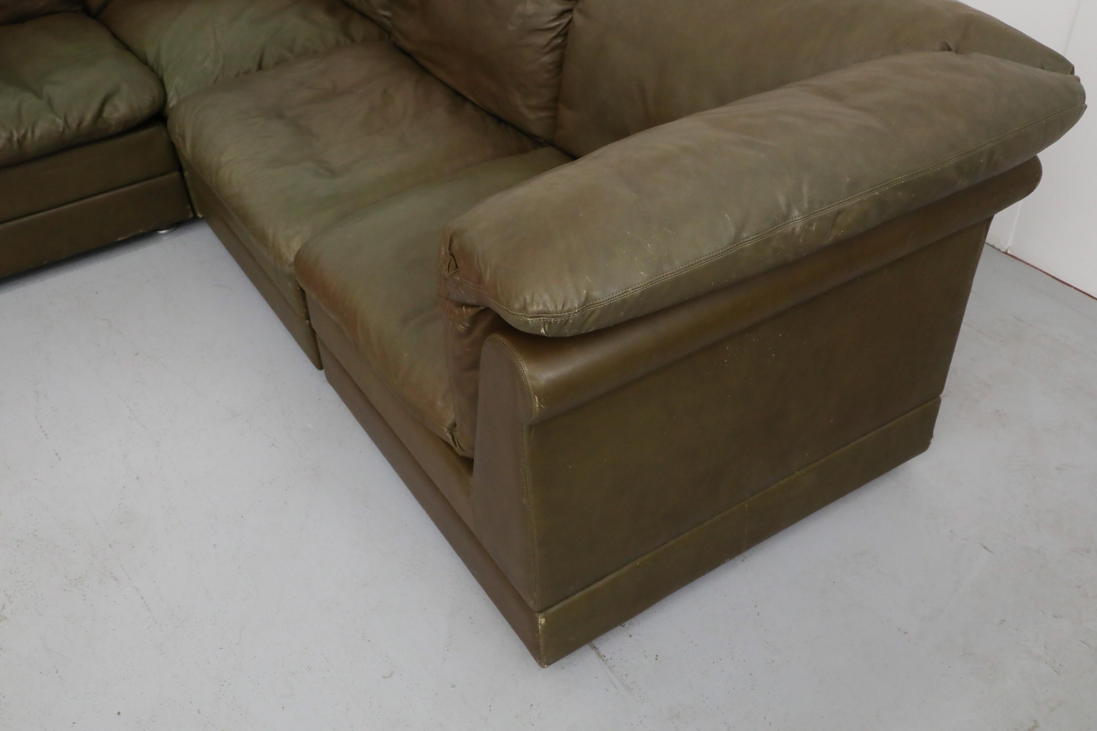 Allemand Canapé sectionnel modulaire sept pièces en cuir vert mousse de style De Sede du milieu du siècle dernier en vente