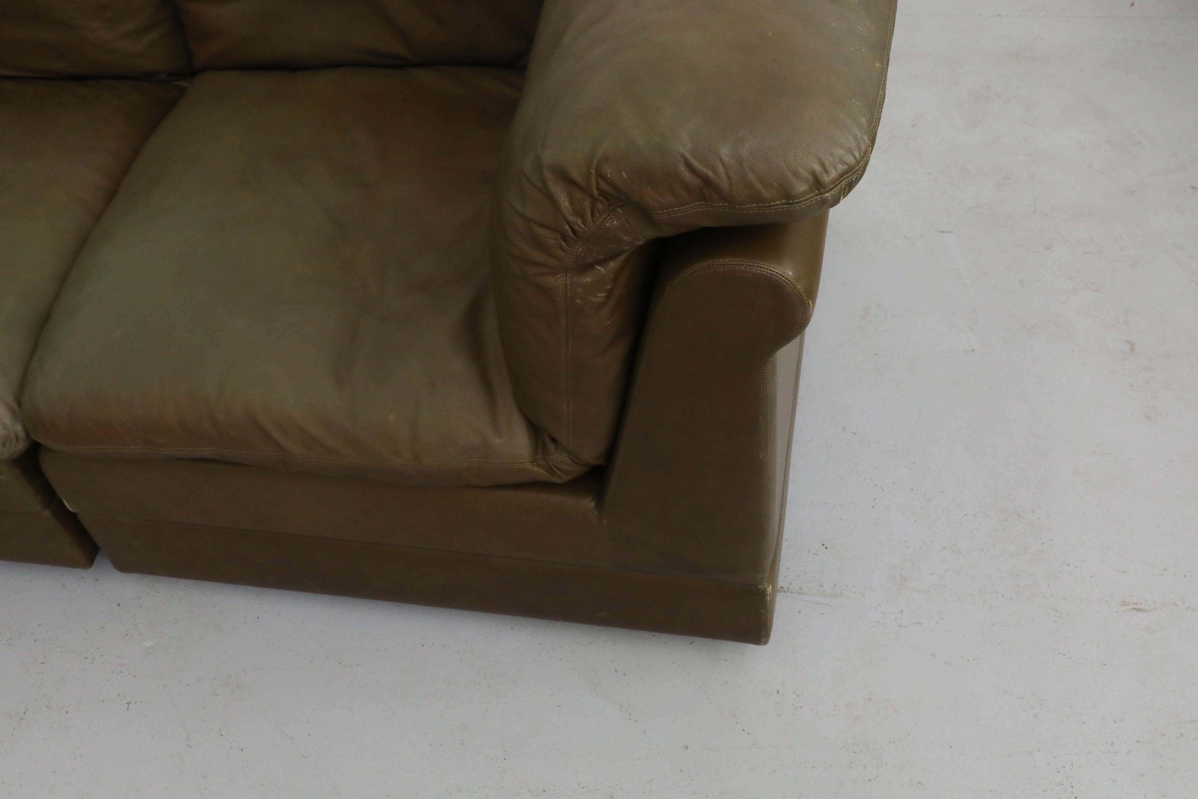 Canapé sectionnel modulaire sept pièces en cuir vert mousse de style De Sede du milieu du siècle dernier Bon état - En vente à Los Angeles, CA