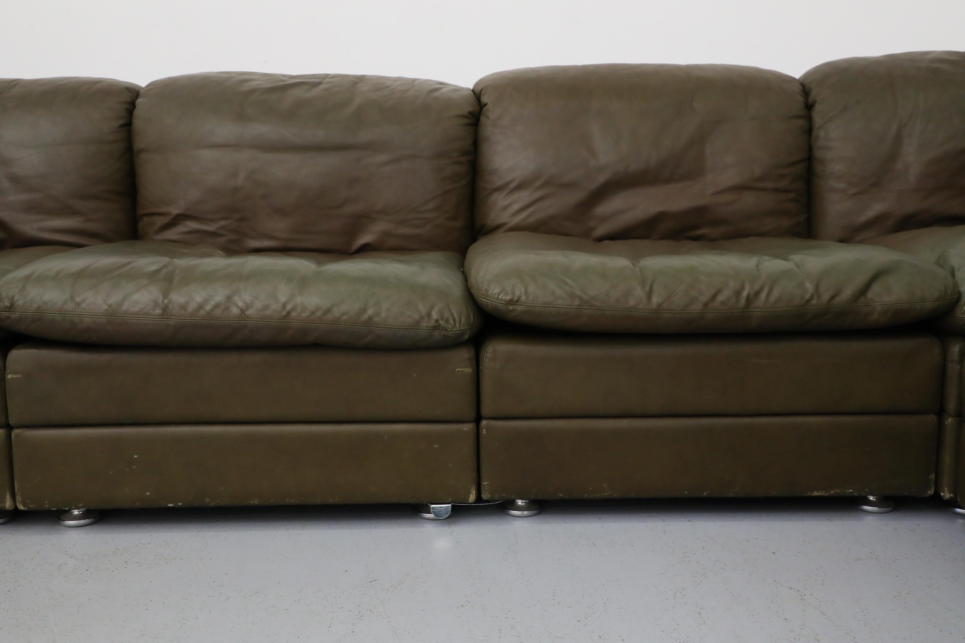 Milieu du XXe siècle Canapé sectionnel modulaire sept pièces en cuir vert mousse de style De Sede du milieu du siècle dernier en vente