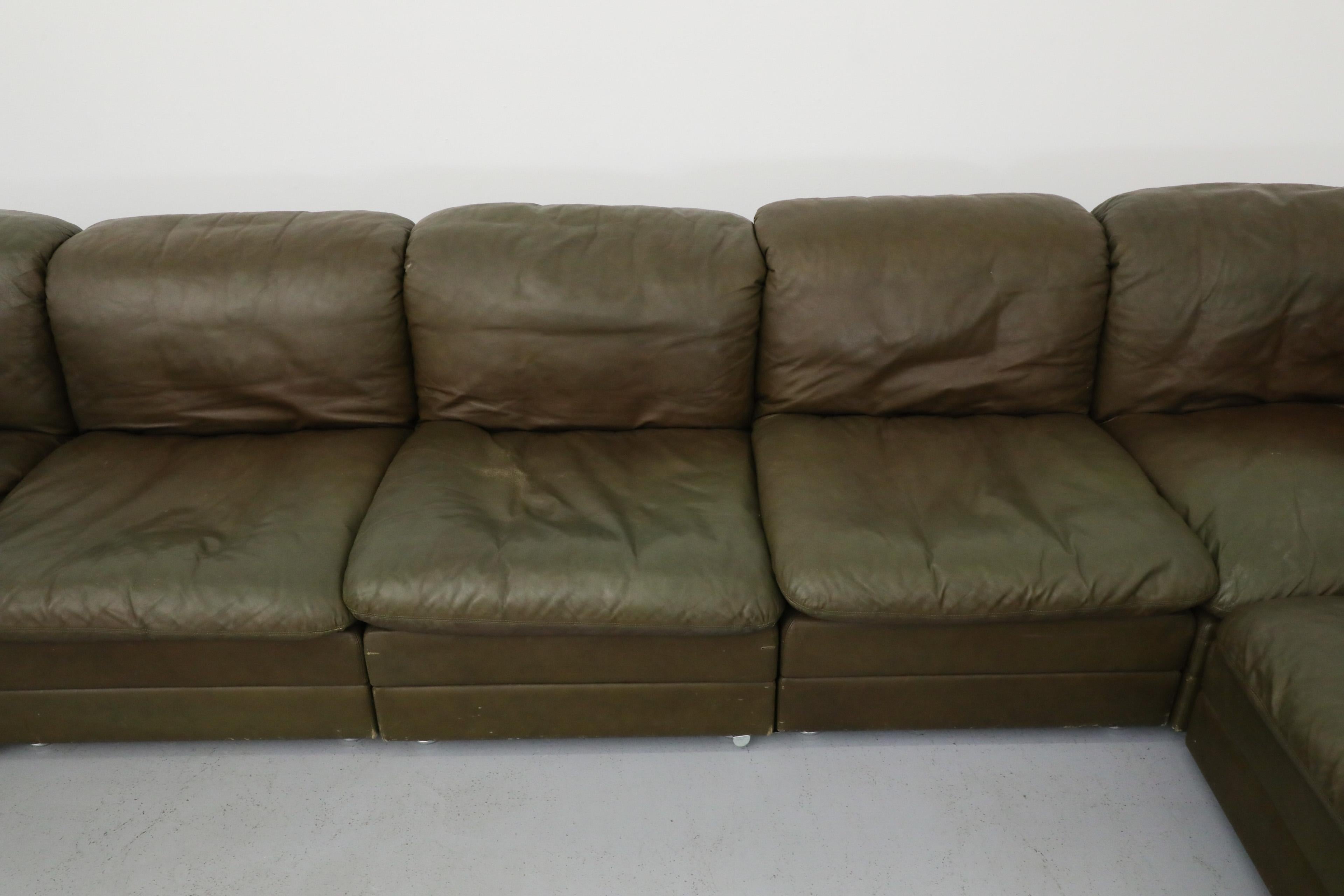 Cuir Canapé sectionnel modulaire sept pièces en cuir vert mousse de style De Sede du milieu du siècle dernier en vente