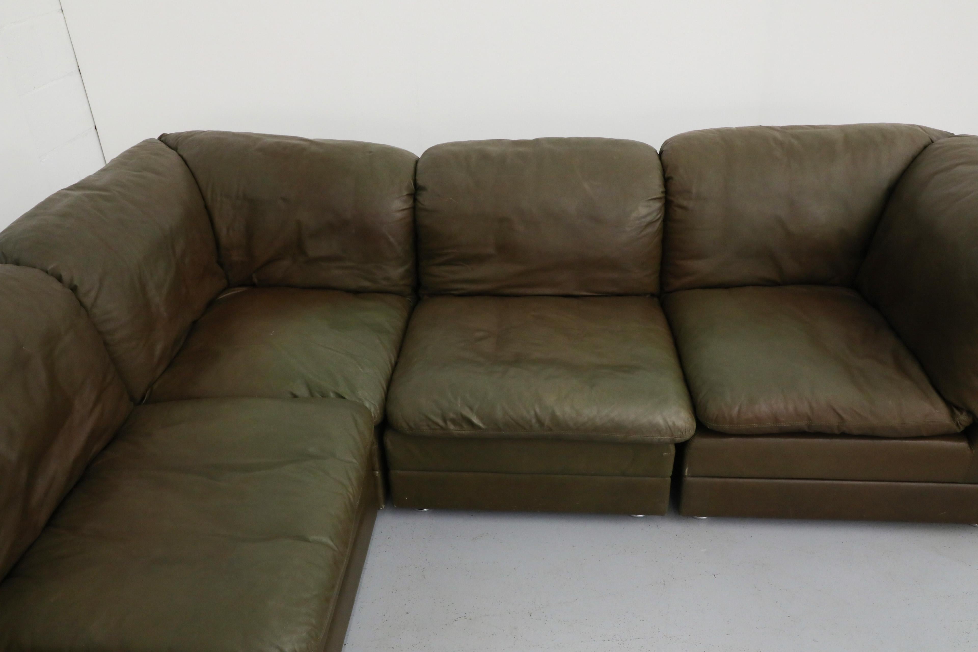 Canapé sectionnel modulaire sept pièces en cuir vert mousse de style De Sede du milieu du siècle dernier en vente 1