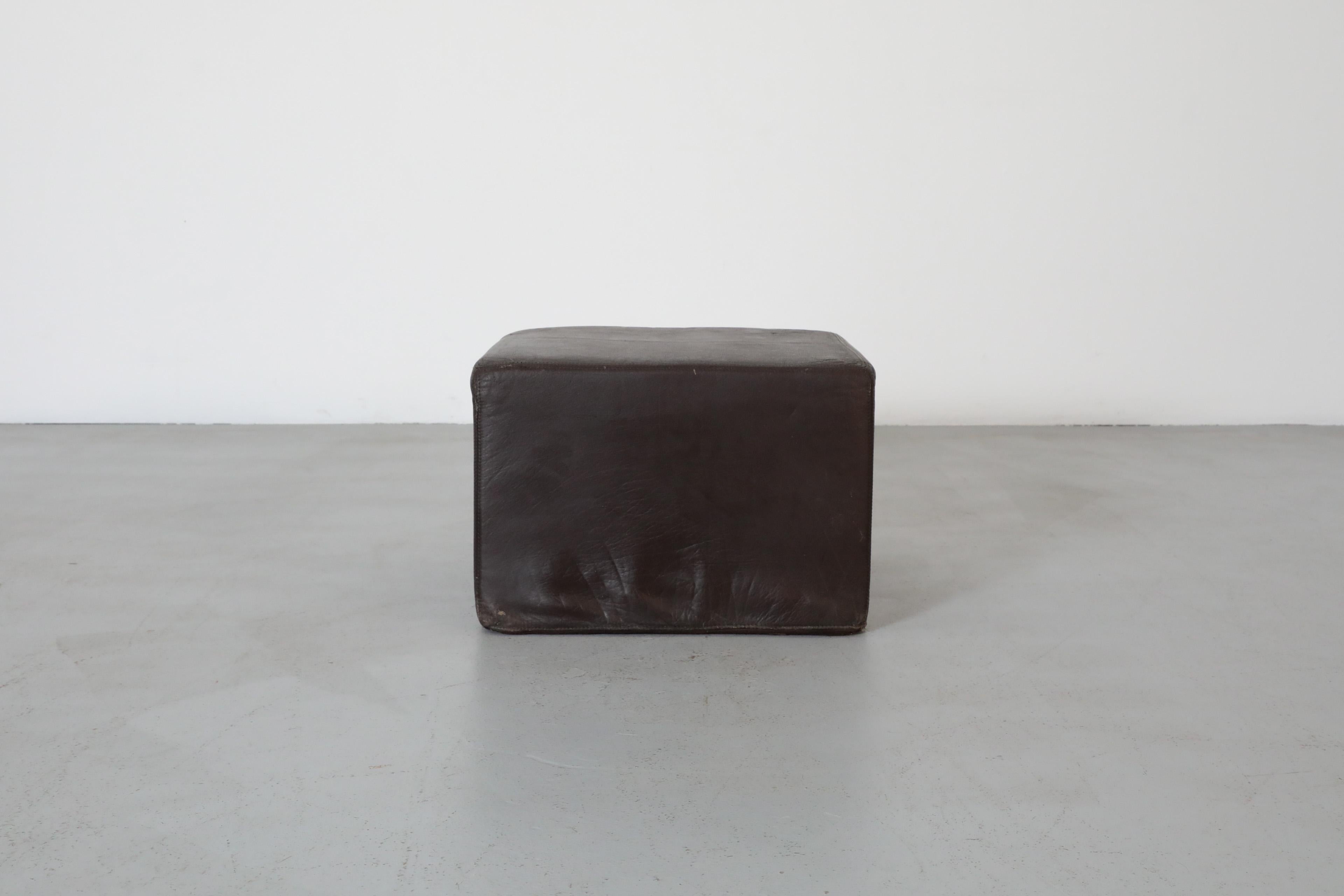 Pouf quadrato in pelle marrone cioccolato in stile de Sede di Leolux. In condizioni originali, con un'usura visibile e una patina coerente con l'età e l'uso. Sono disponibili diversi altri pouf in pelle, elencati separatamente.