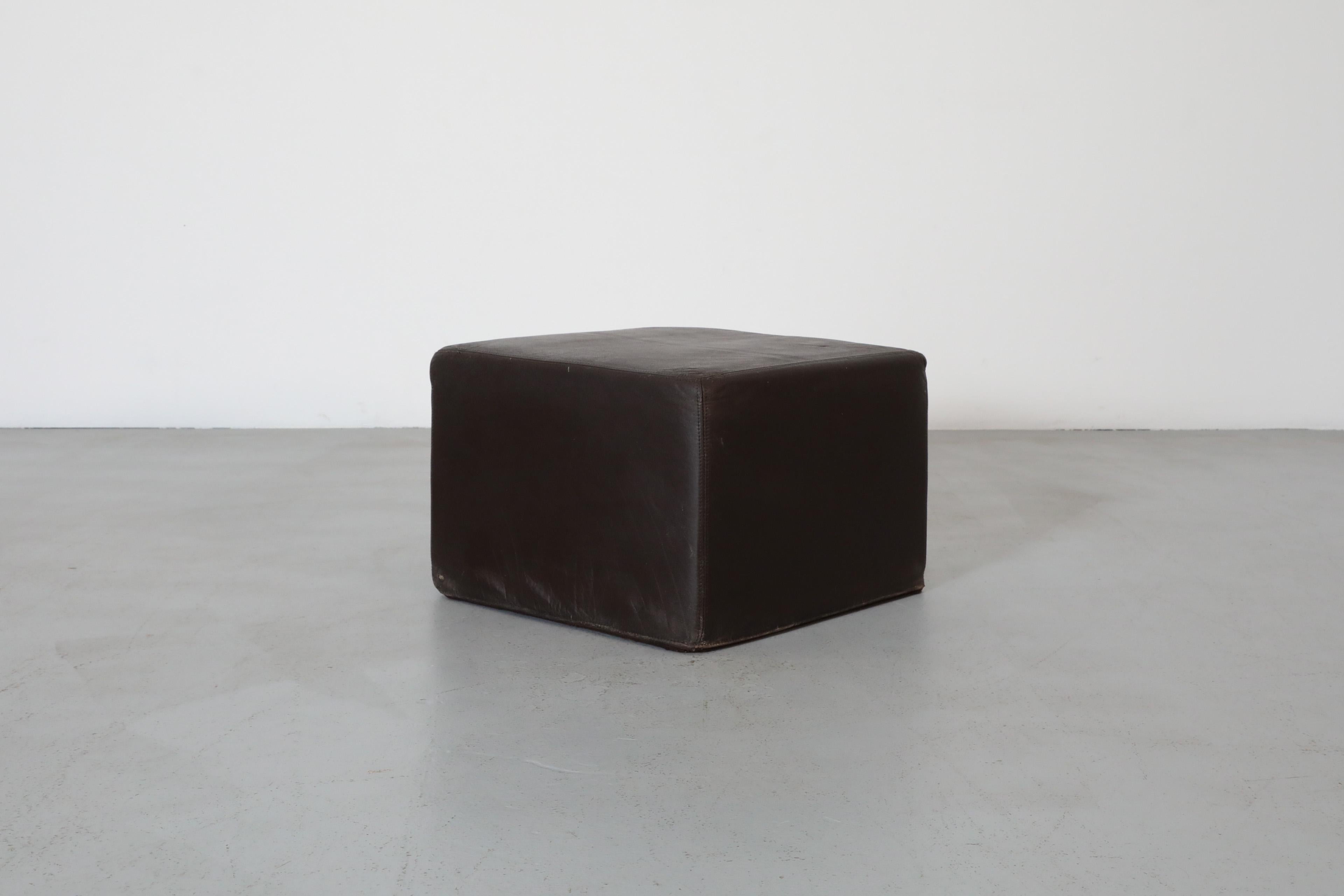 Mid-Century moderno Pouf quadrato in pelle marrone cioccolato in stile de Sede di metà secolo di Leolux in vendita