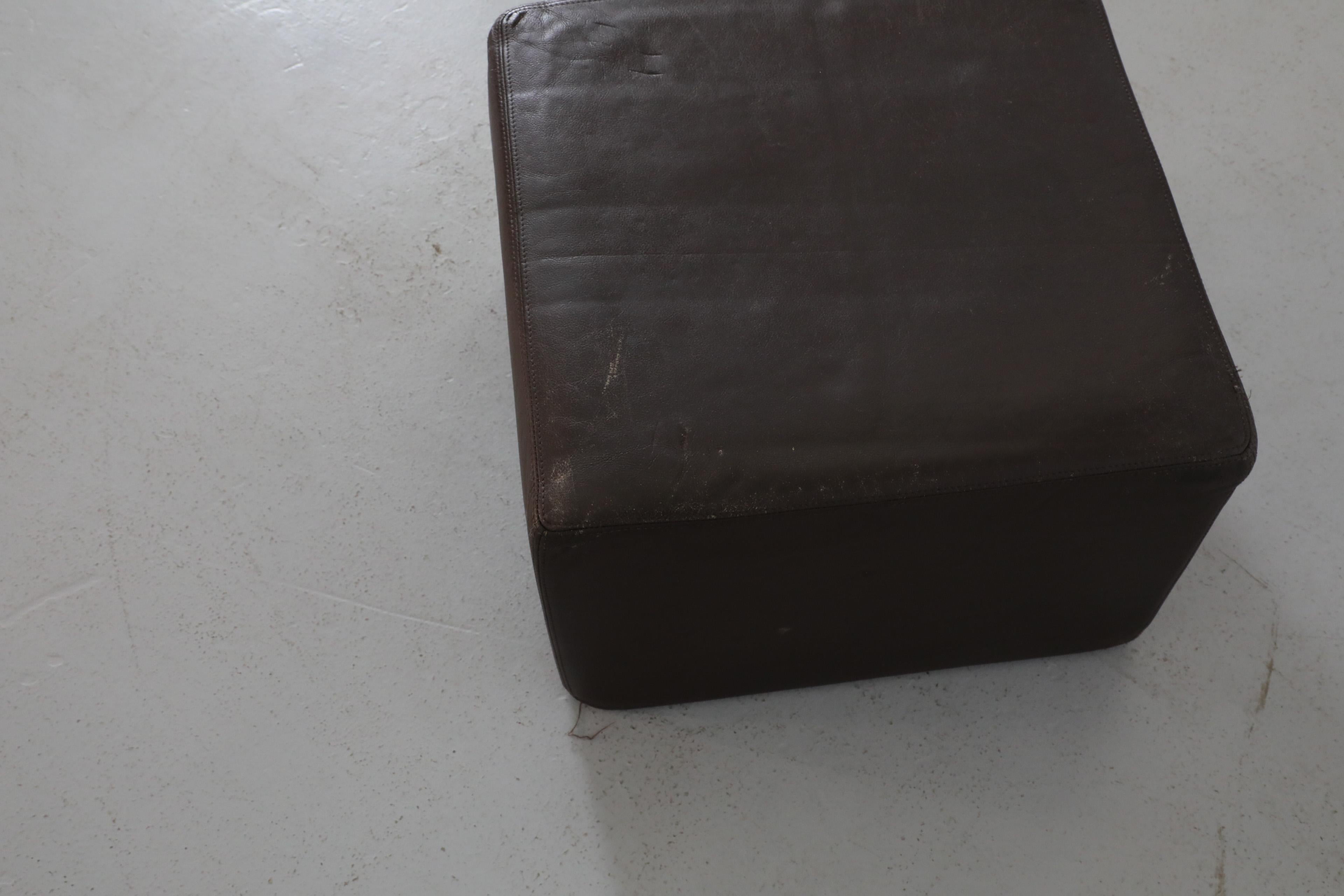 Pelle Pouf quadrato in pelle marrone cioccolato in stile de Sede di metà secolo di Leolux in vendita